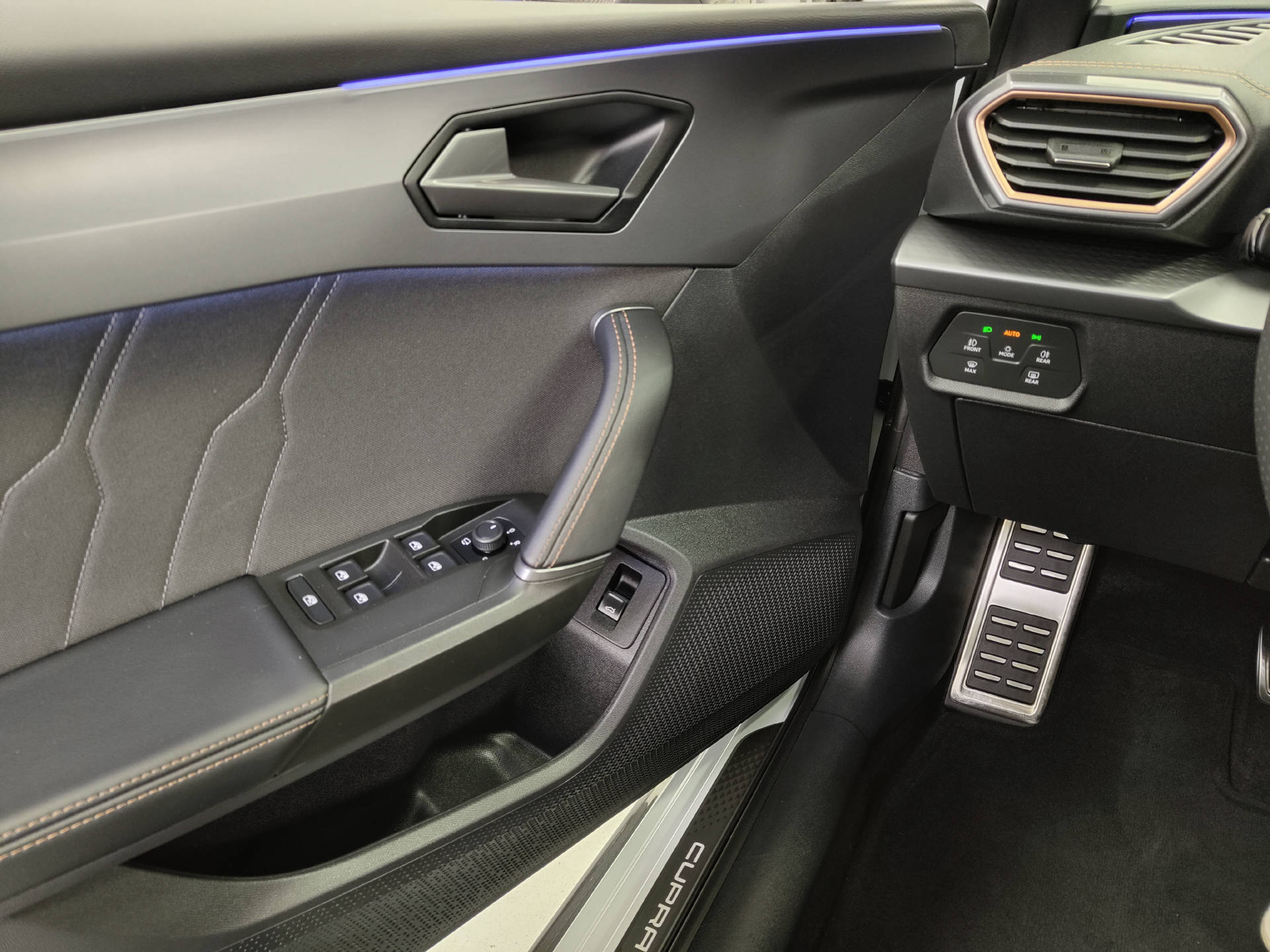 CUPRA Leon ST 1.5 eTSI DSG-image-11