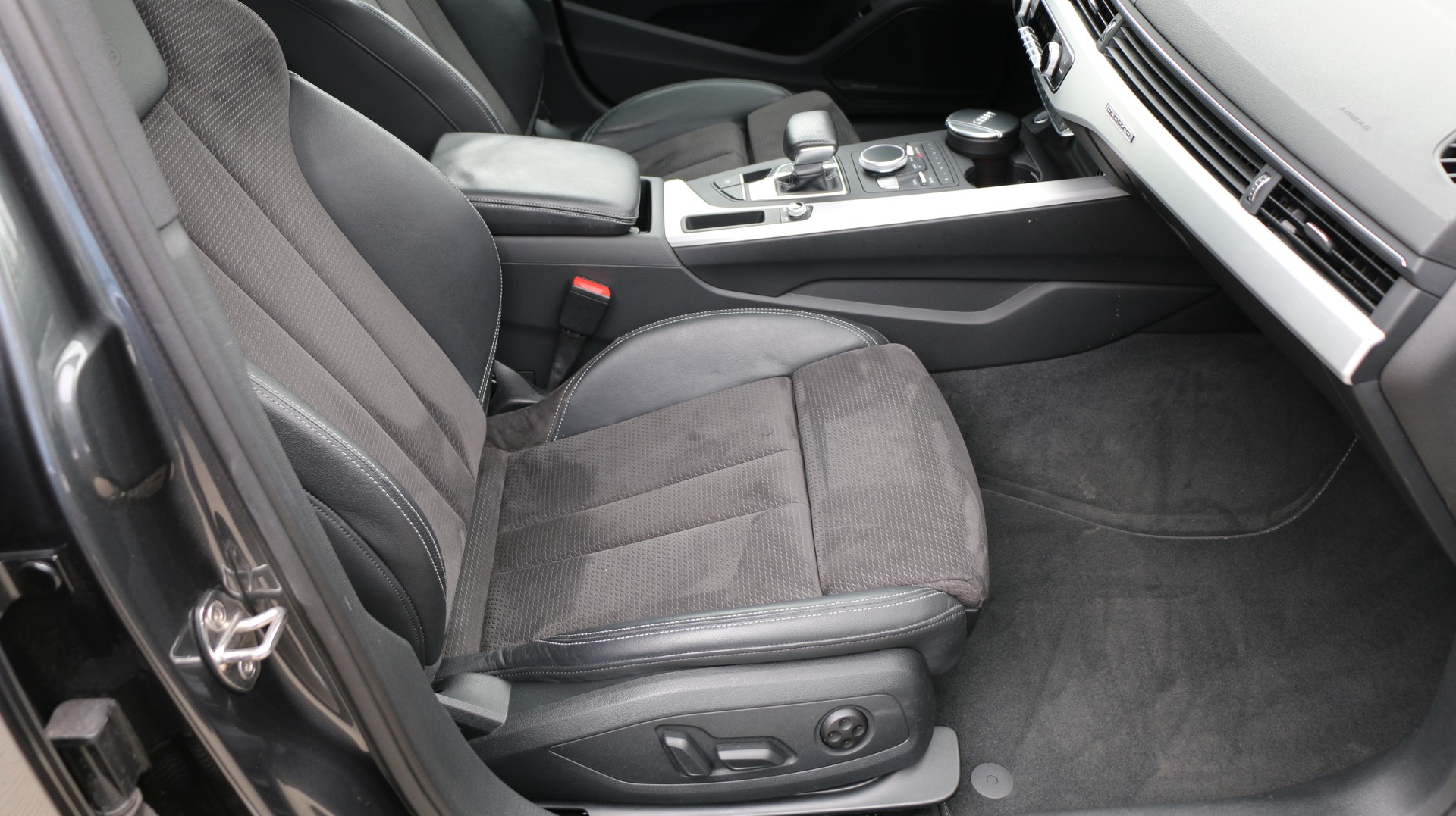 AUDI A4 Avant 3.0 TDI Sport quattro-image-26