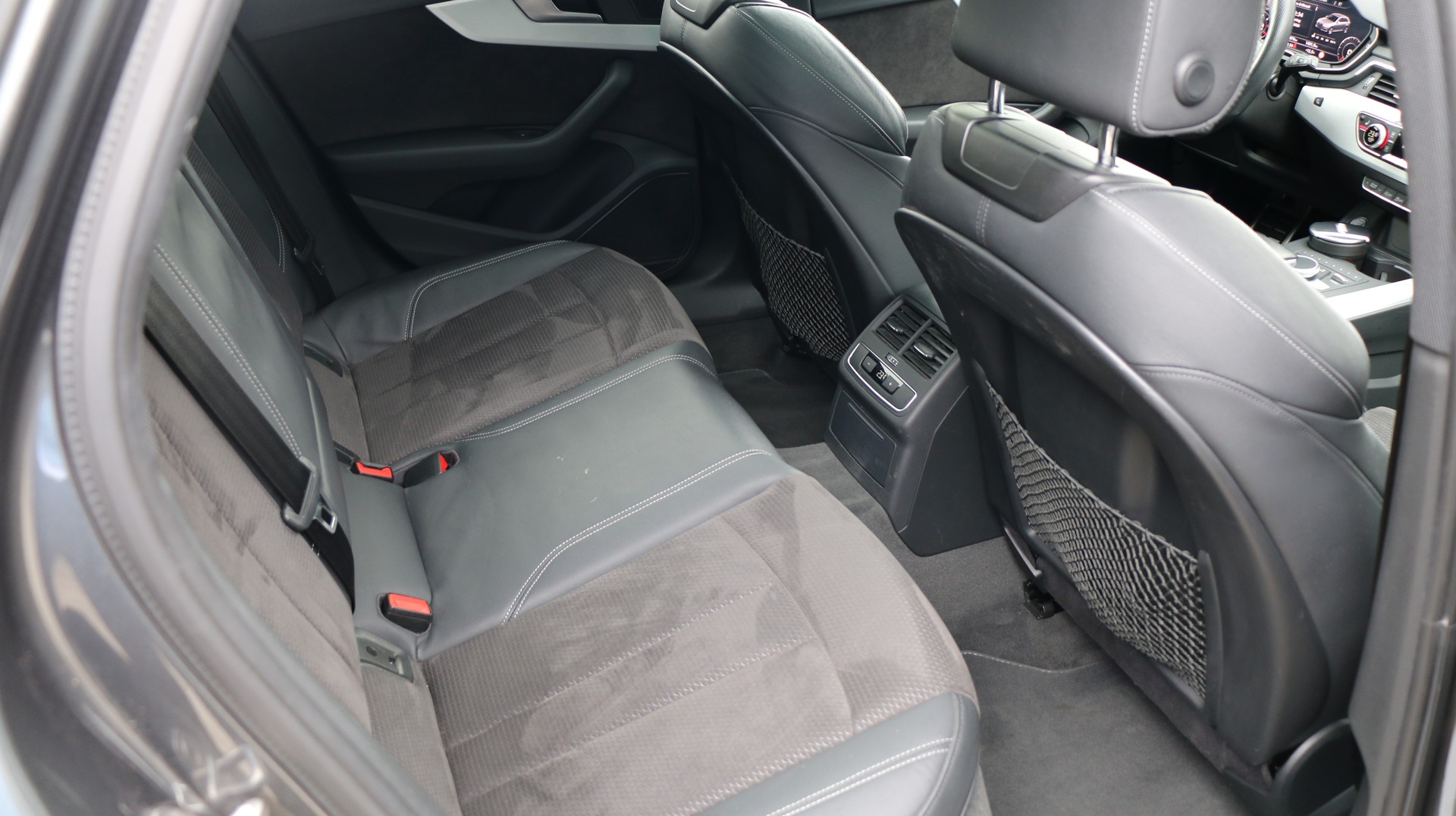AUDI A4 Avant 3.0 TDI Sport quattro-image-23