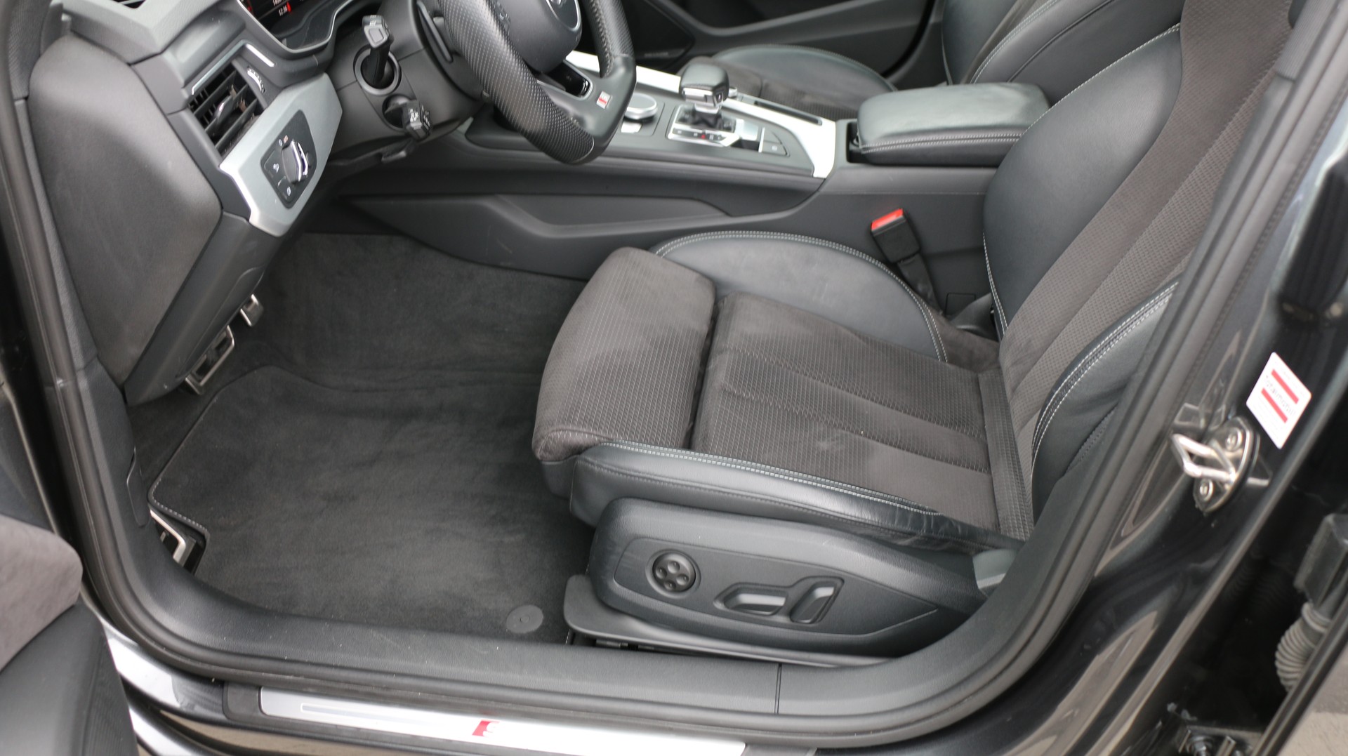 AUDI A4 Avant 3.0 TDI Sport quattro-image-14