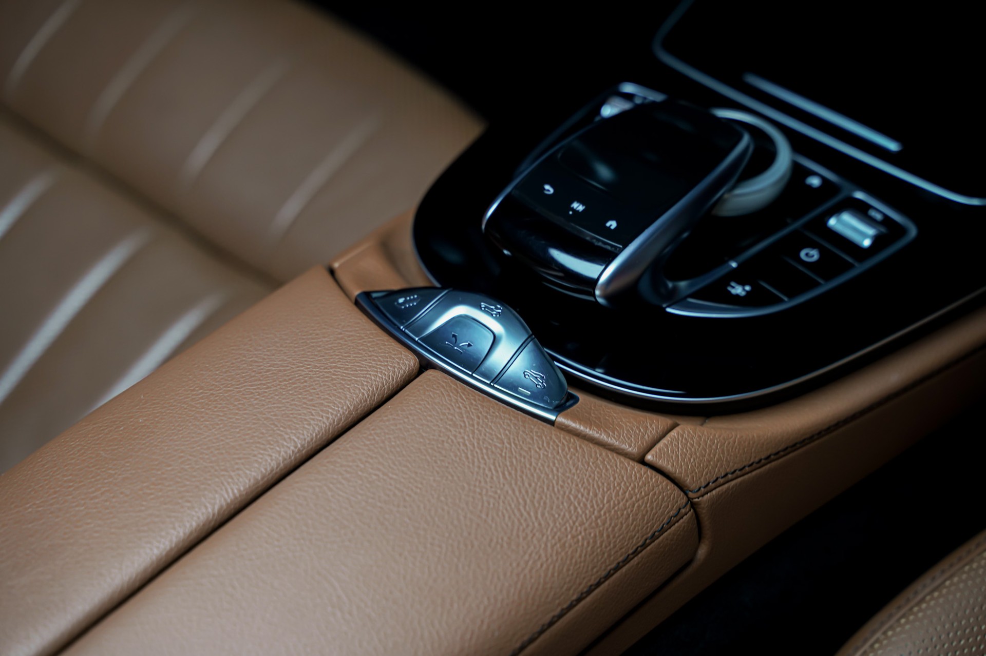 MERCEDES-BENZ E 200 Cabriolet 4Matic AMG Line 9G-Tronic-image-23