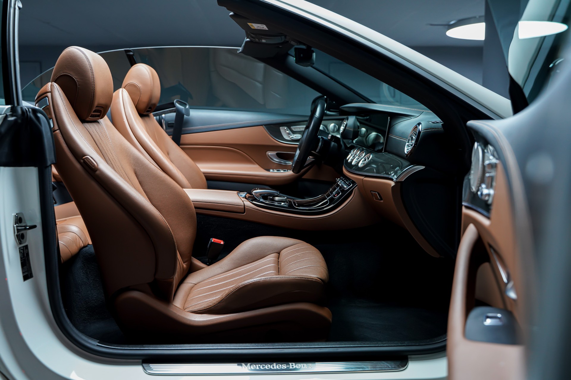 MERCEDES-BENZ E 200 Cabriolet 4Matic AMG Line 9G-Tronic-image-20