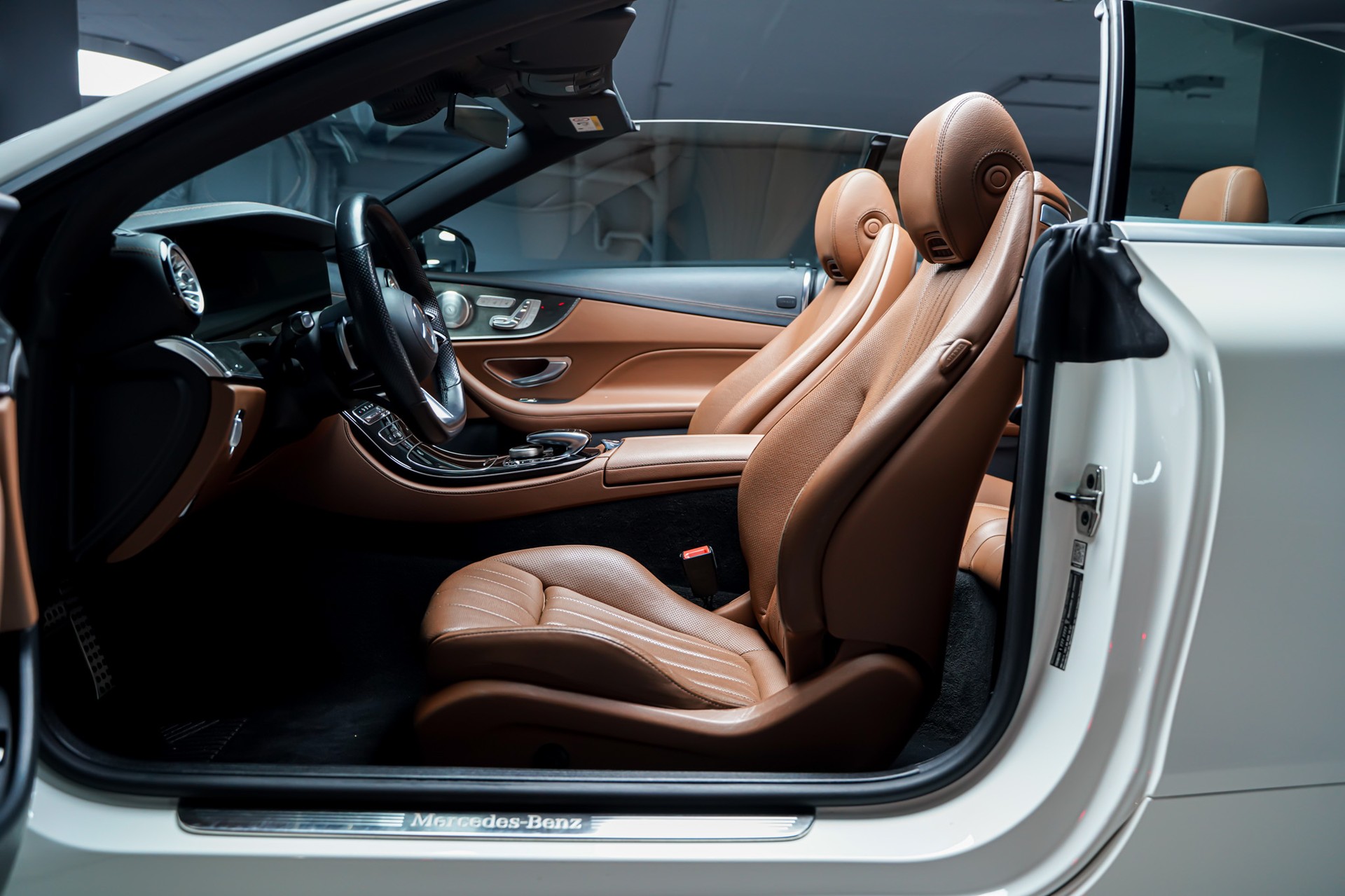 MERCEDES-BENZ E 200 Cabriolet 4Matic AMG Line 9G-Tronic-image-13