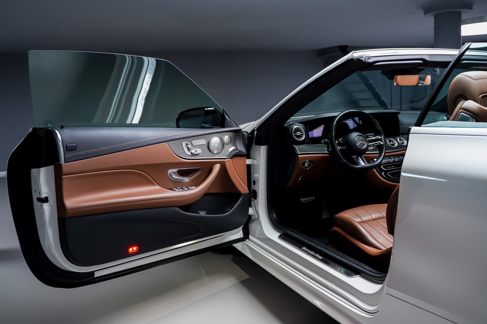 MERCEDES-BENZ E 200 Cabriolet 4Matic AMG Line 9G-Tronic-image-8