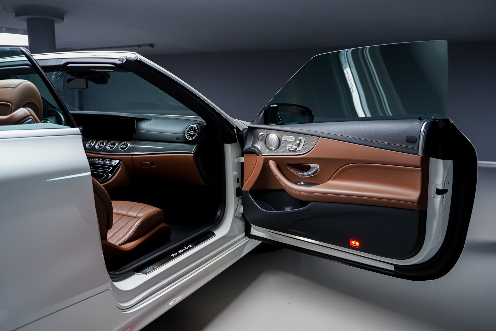 MERCEDES-BENZ E 200 Cabriolet 4Matic AMG Line 9G-Tronic-image-18
