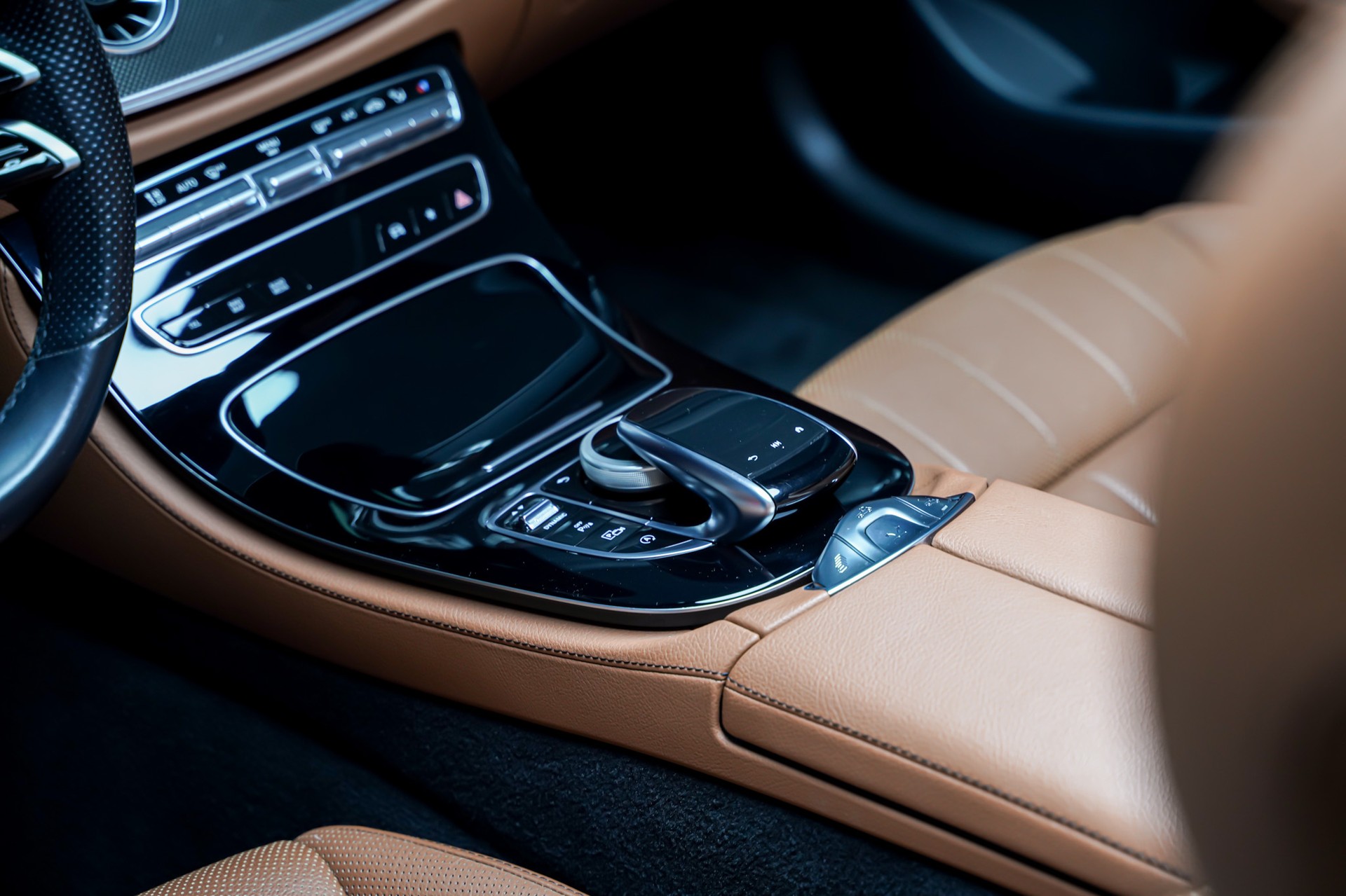 MERCEDES-BENZ E 200 Cabriolet 4Matic AMG Line 9G-Tronic-image-12