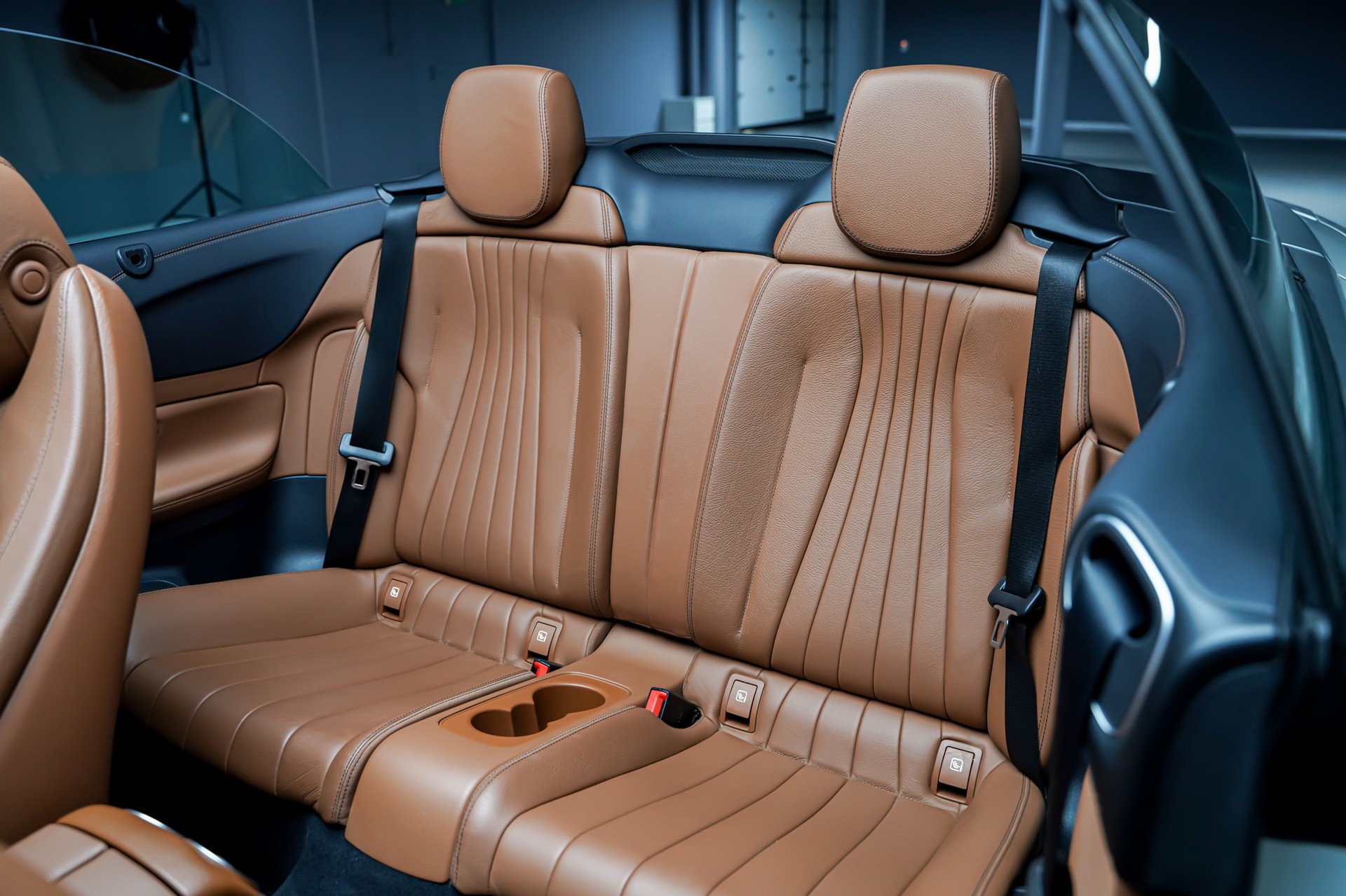MERCEDES-BENZ E 200 Cabriolet 4Matic AMG Line 9G-Tronic-image-15