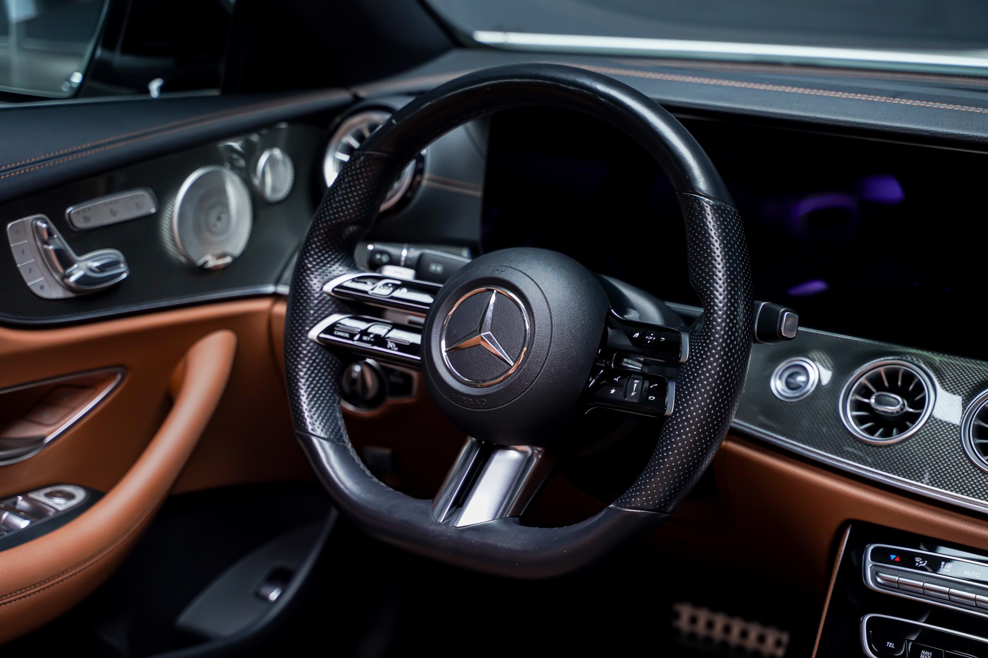 MERCEDES-BENZ E 200 Cabriolet 4Matic AMG Line 9G-Tronic-image-24