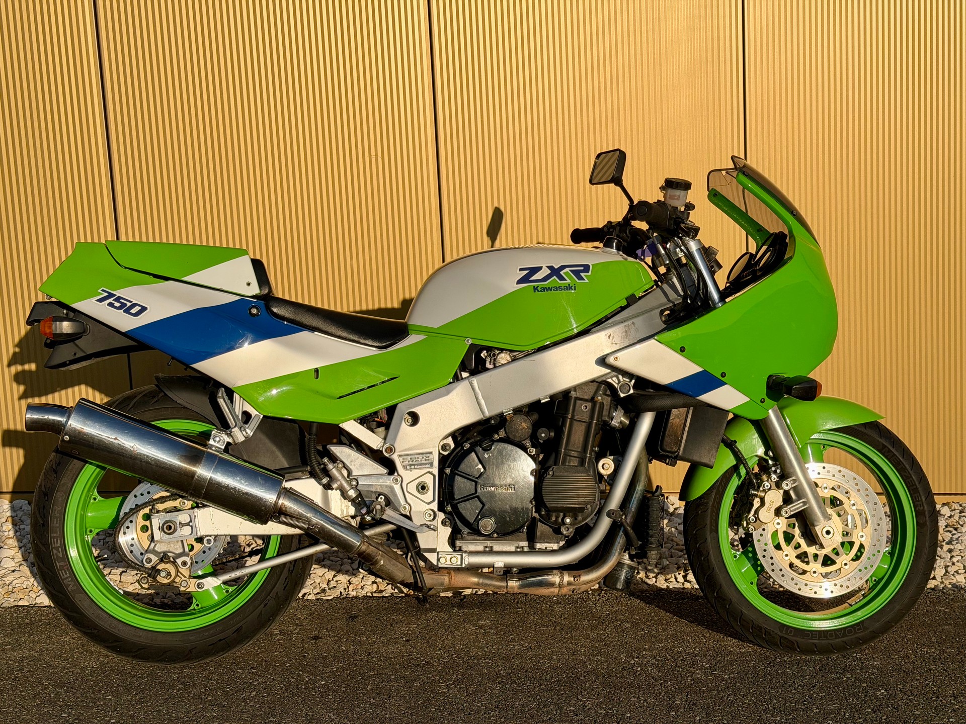 KAWASAKI ZXR-750-showroom-element-3