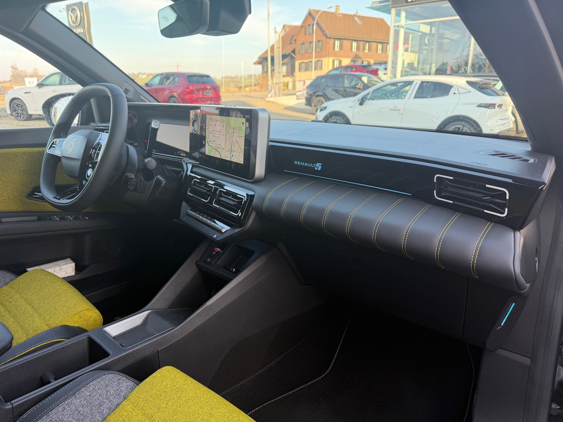 RENAULT R5 E-Tech Comfort Range 52 kWh Iconic Five-image-8