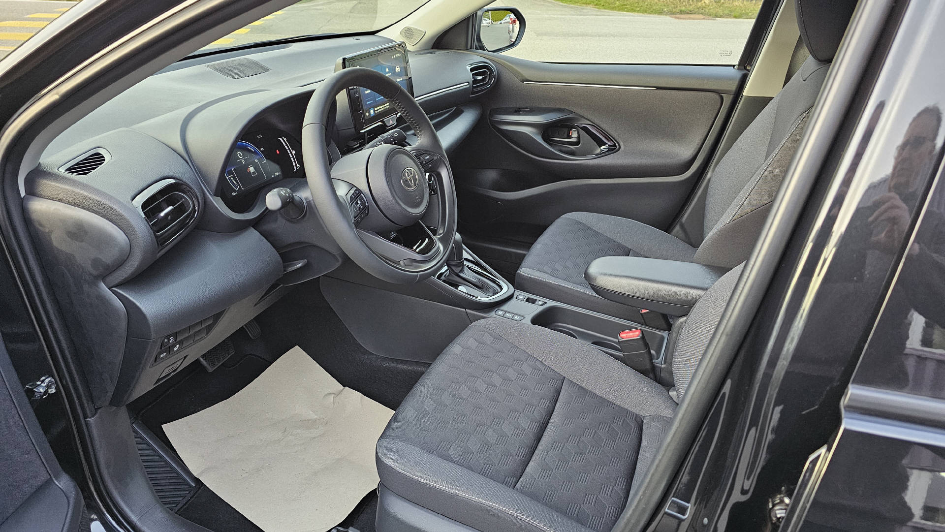 TOYOTA Yaris 1.5 VVT-i HSD Team Player-image-8
