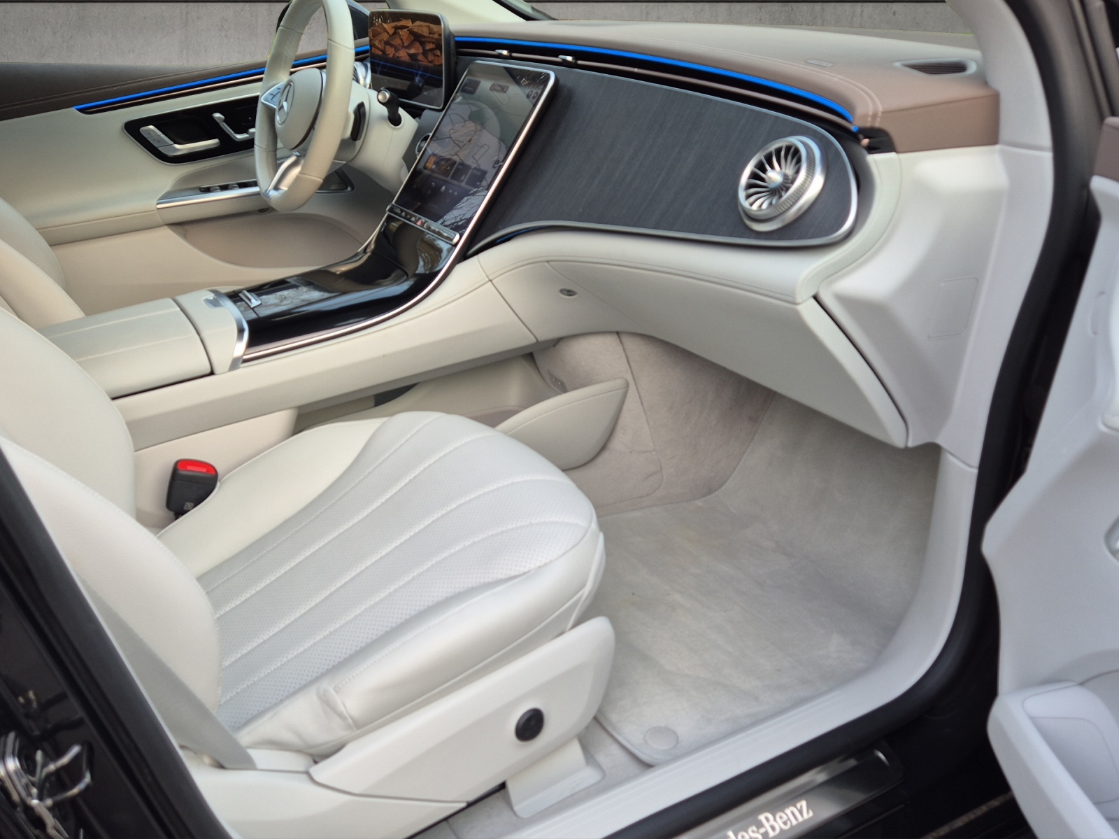 MERCEDES-BENZ EQE 300-image-17
