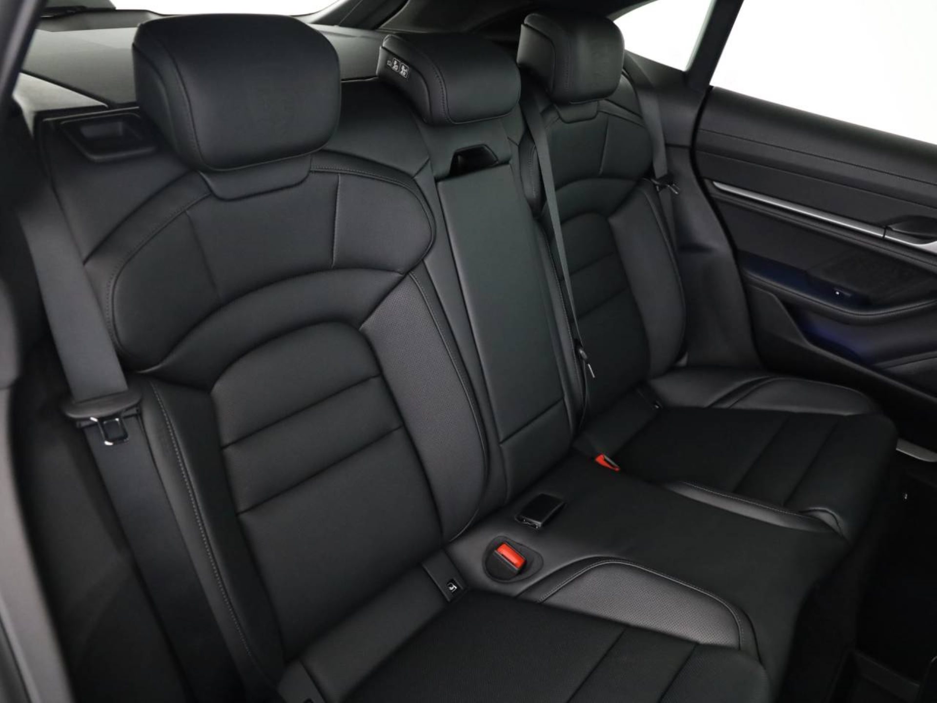 PORSCHE Taycan 4 Cross Turismo-image-19