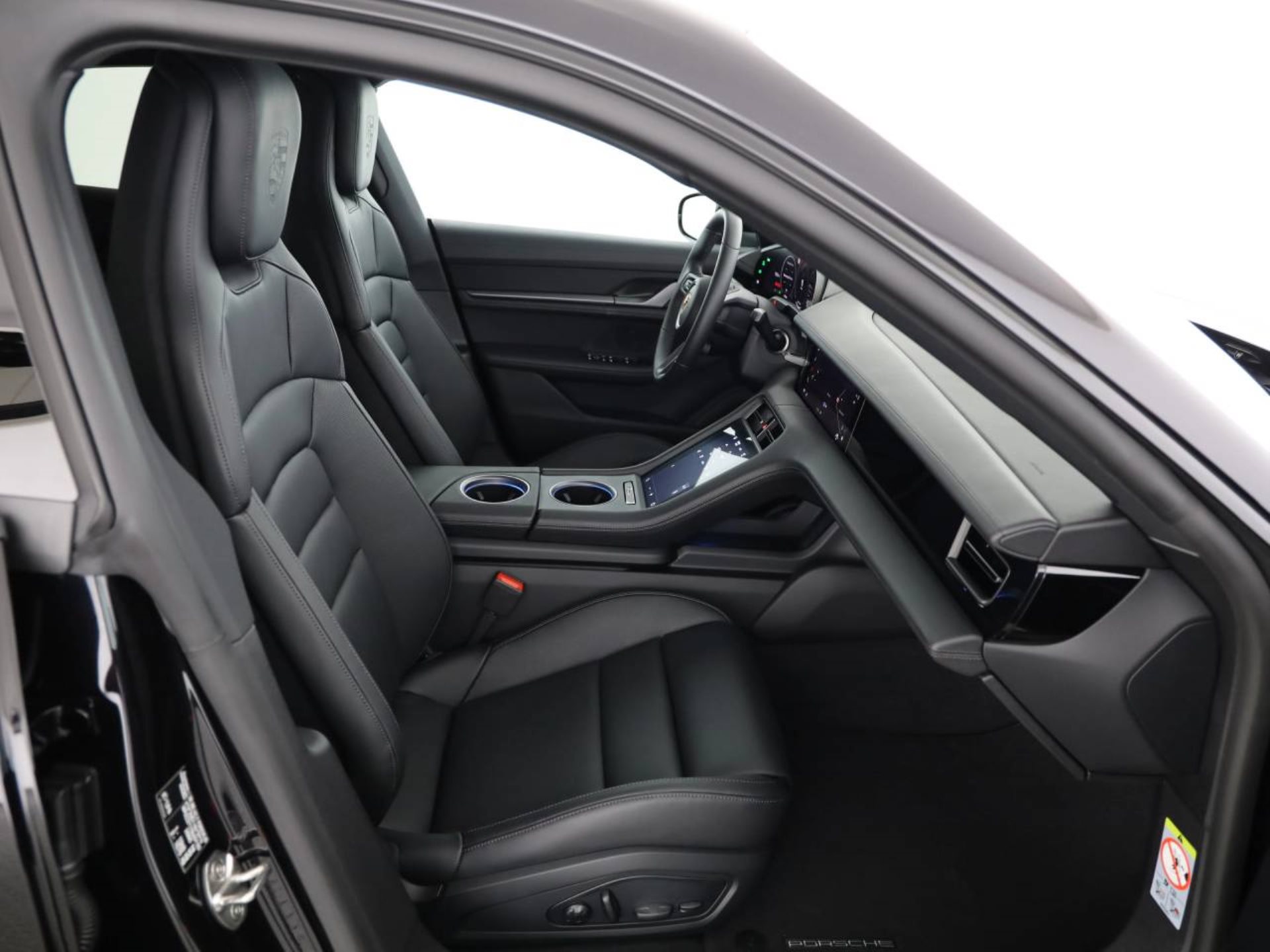 PORSCHE Taycan 4 Cross Turismo-image-15