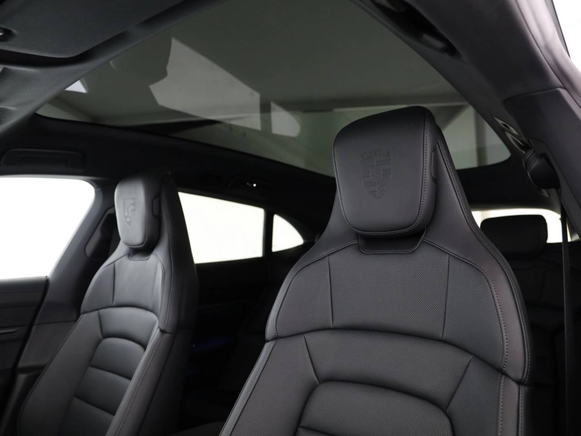 PORSCHE Taycan 4 Cross Turismo-image-16