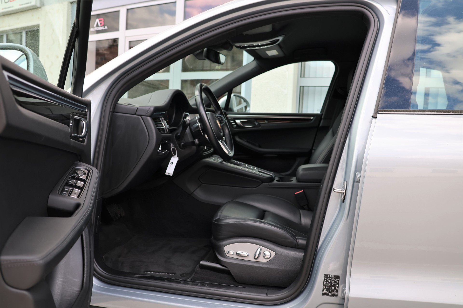 PORSCHE Macan PDK (CH)-image-8