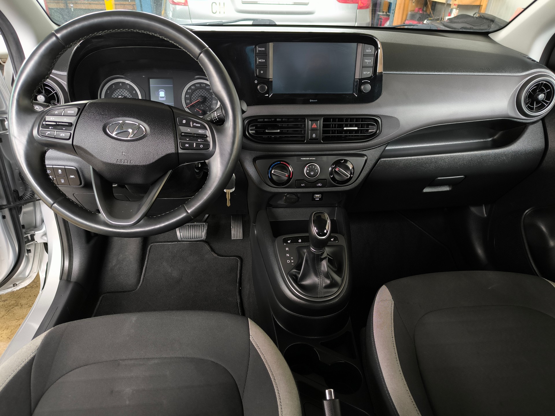 HYUNDAI i10 1.0 Launch Automat-image-4