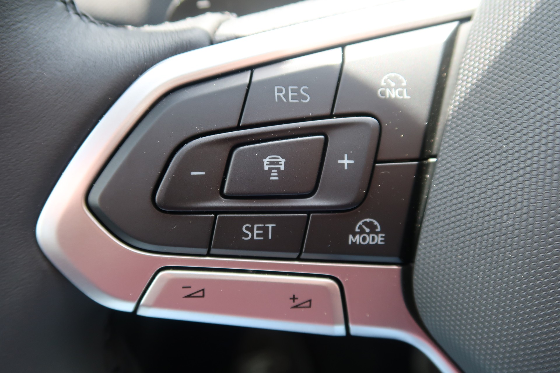 VW T-Roc 1.5 eTSI mHEV Life DSG-image-12