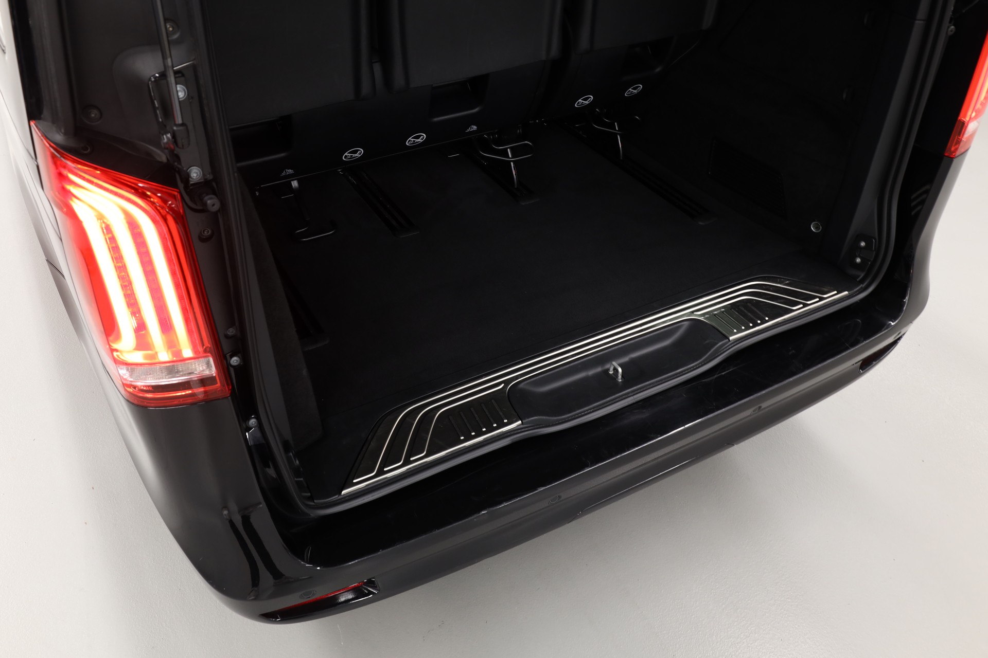 MERCEDES-BENZ V 250 d Avantgarde lang 4matic Van-image-12