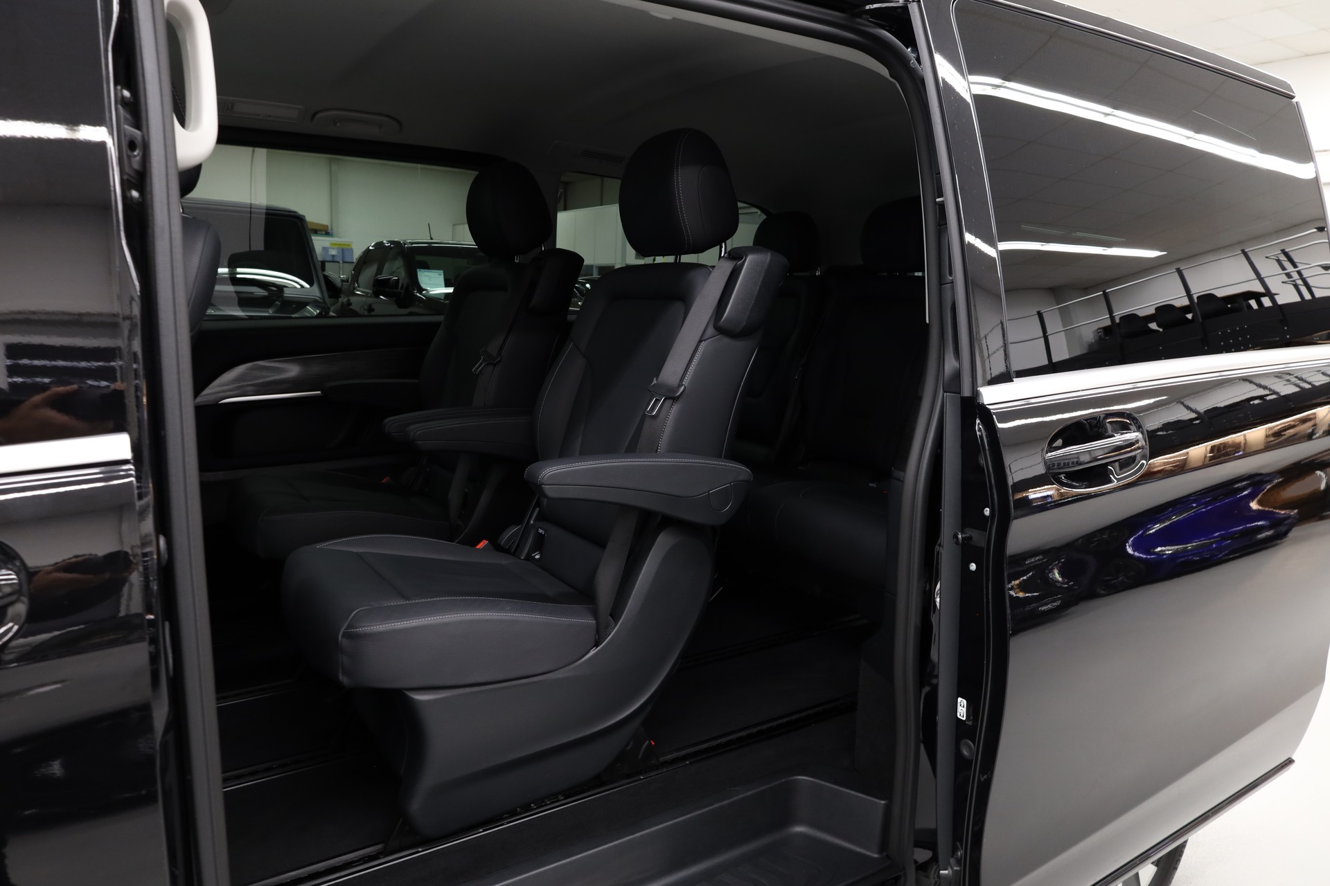 MERCEDES-BENZ V 250 d Avantgarde lang 4matic Van-image-27