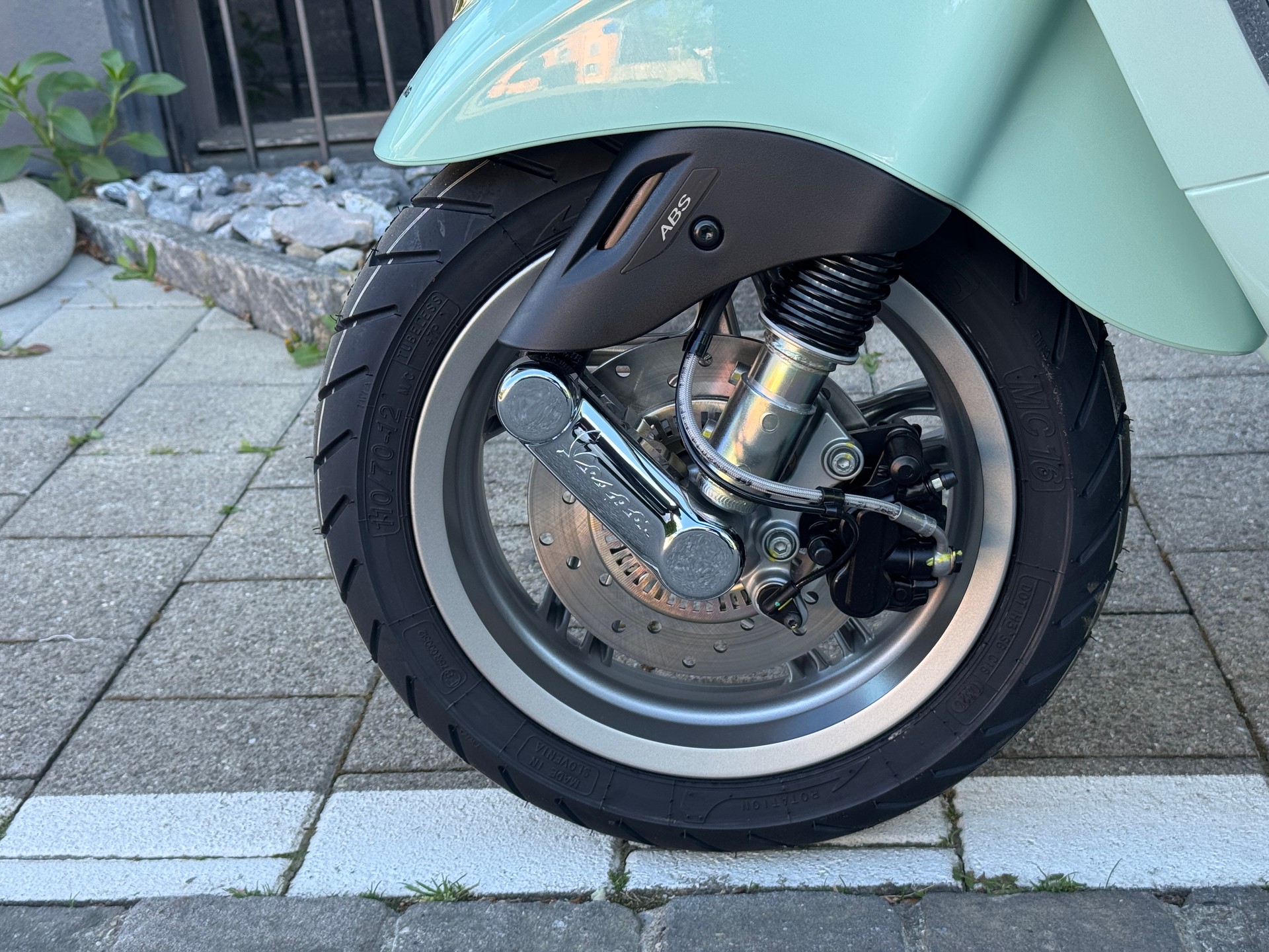 PIAGGIO Vespa 125 Primavera 2026 Keyless Go & LCD Display-showroom-element-2