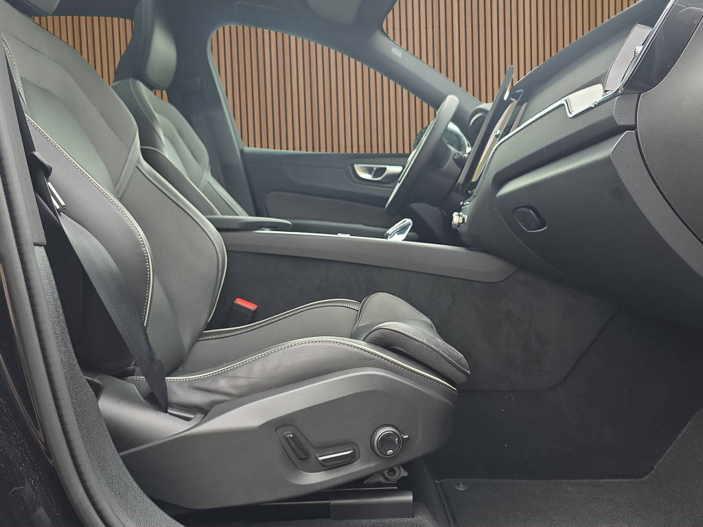 VOLVO XC60 2.0 B5 MH Plus Black Edition AWD-image-13