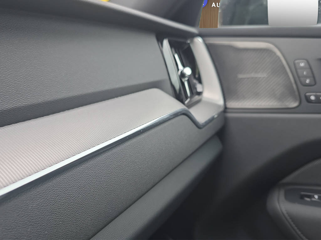 VOLVO XC60 2.0 B5 MH Plus Black Edition AWD-image-18