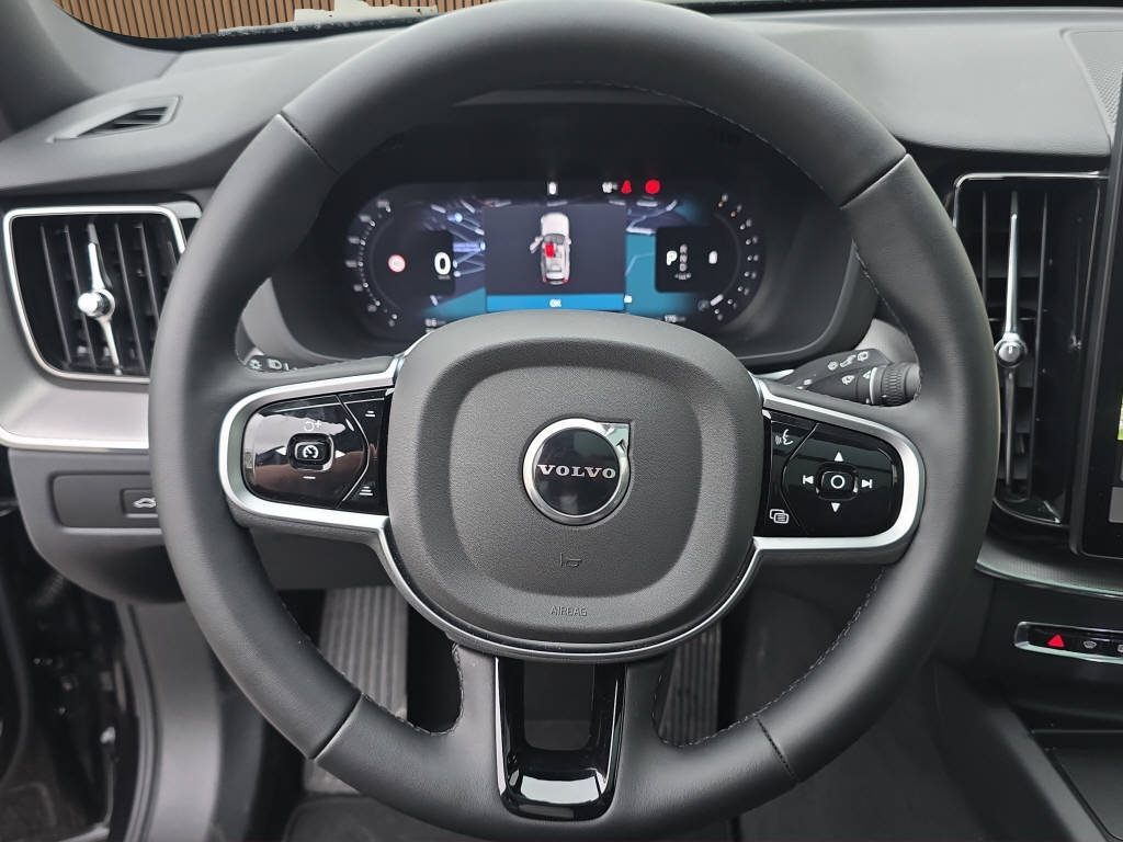 VOLVO XC60 2.0 B5 MH Plus Black Edition AWD-image-15