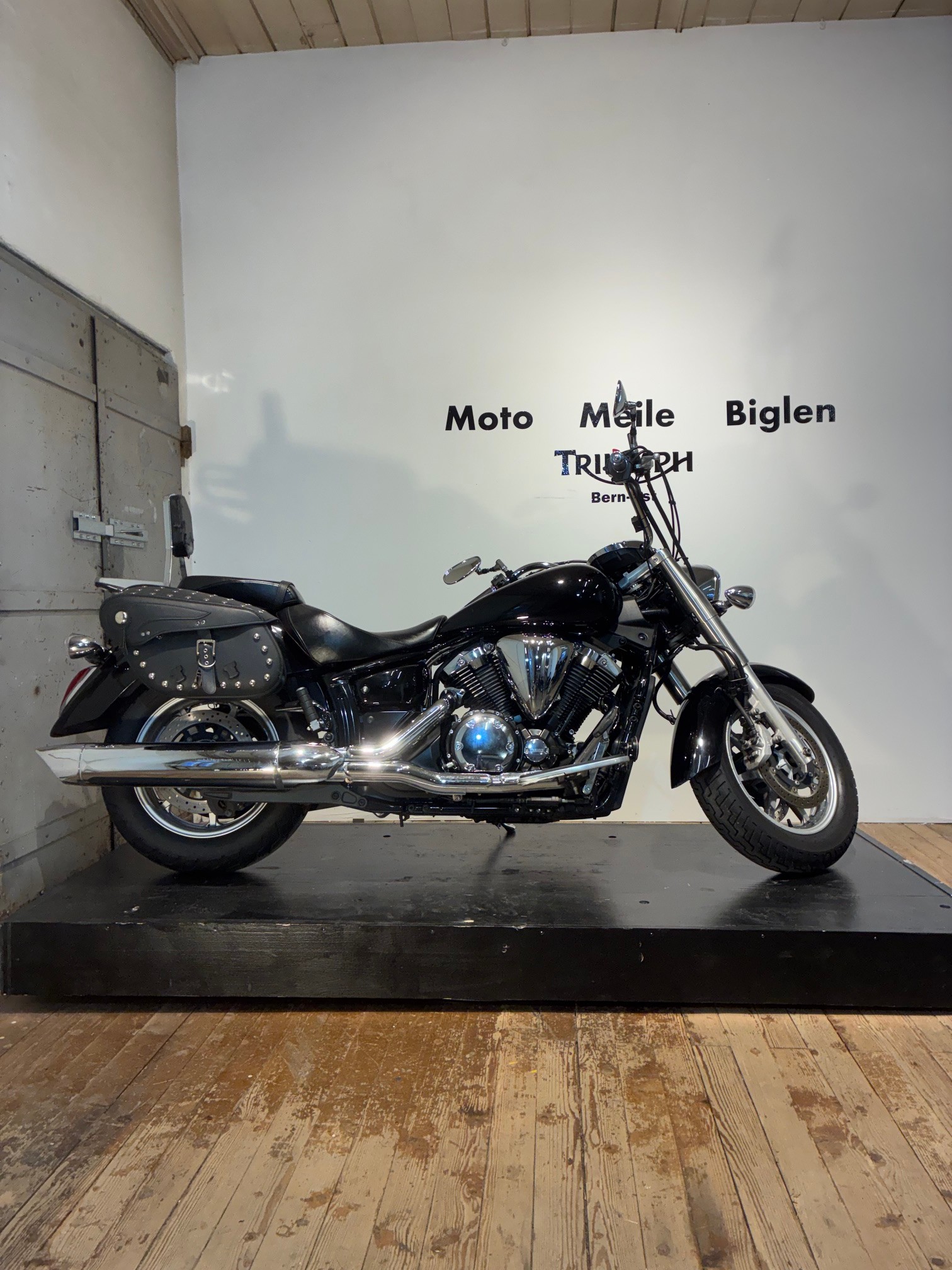 YAMAHA XVS 1300 A Midnight Star UBS-showroom-element-2