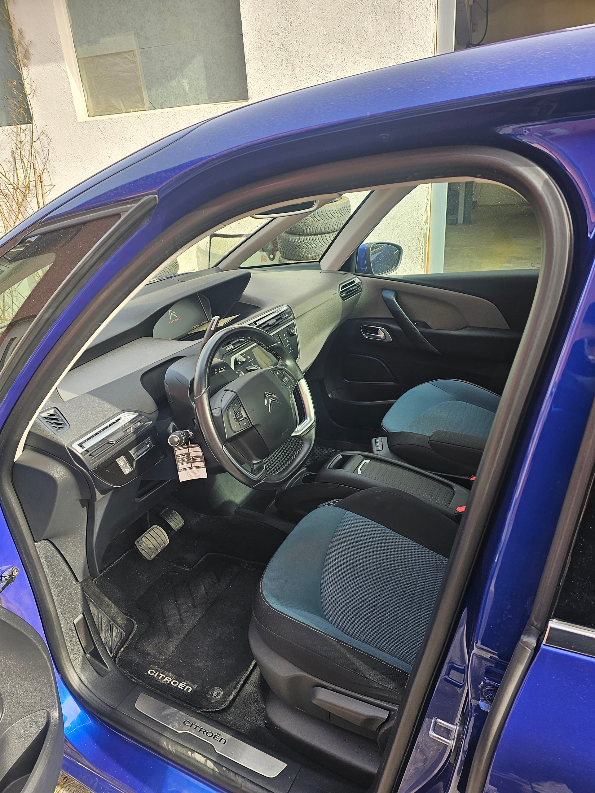 CITROEN C4 Picasso 1.2 Pure Tech Shine EAT6-image-3