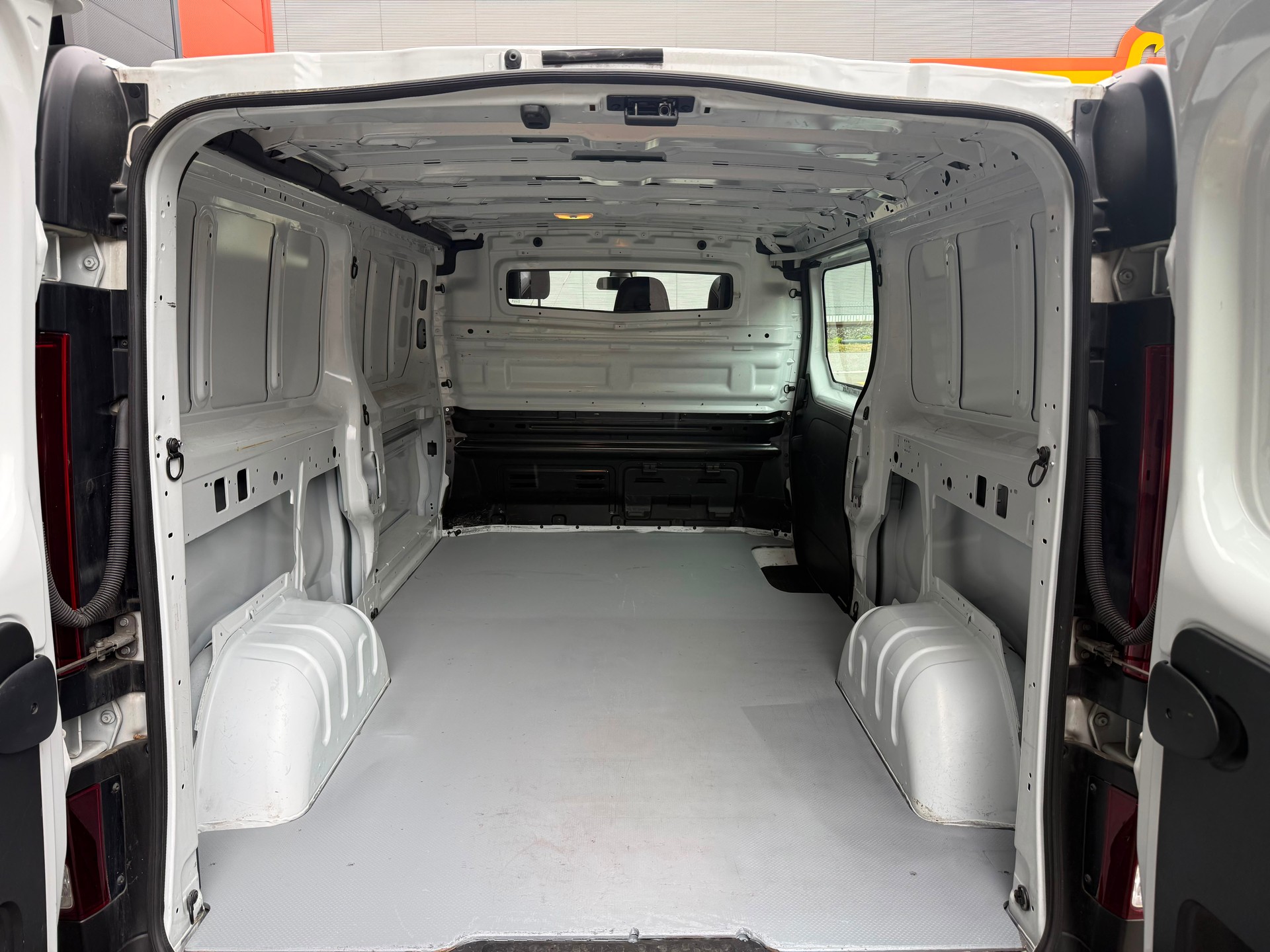 RENAULT Trafic Kaw. 3.0 t L2 H1 2.0 dCi 120 Business *Nutzlasterhöhung*-image-9