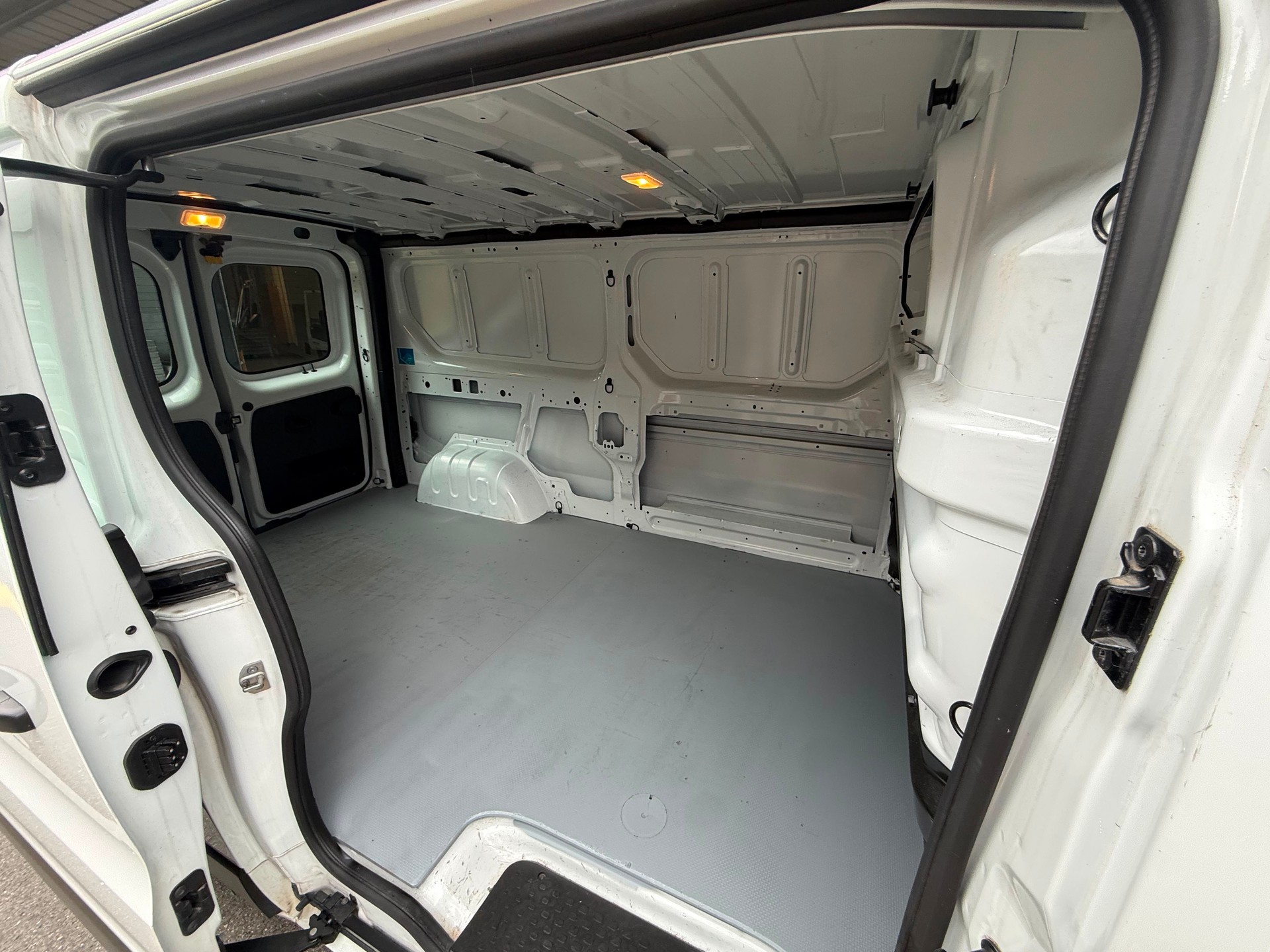 RENAULT Trafic Kaw. 3.0 t L2 H1 2.0 dCi 120 Business *Nutzlasterhöhung*-image-7
