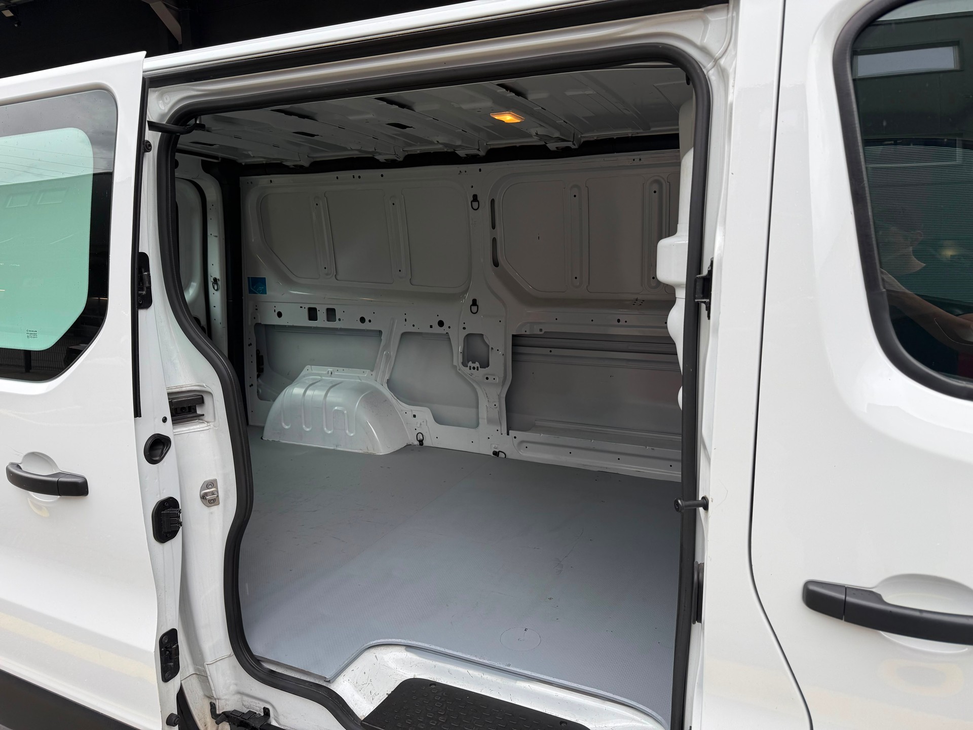 RENAULT Trafic Kaw. 3.0 t L2 H1 2.0 dCi 120 Business *Nutzlasterhöhung*-image-8