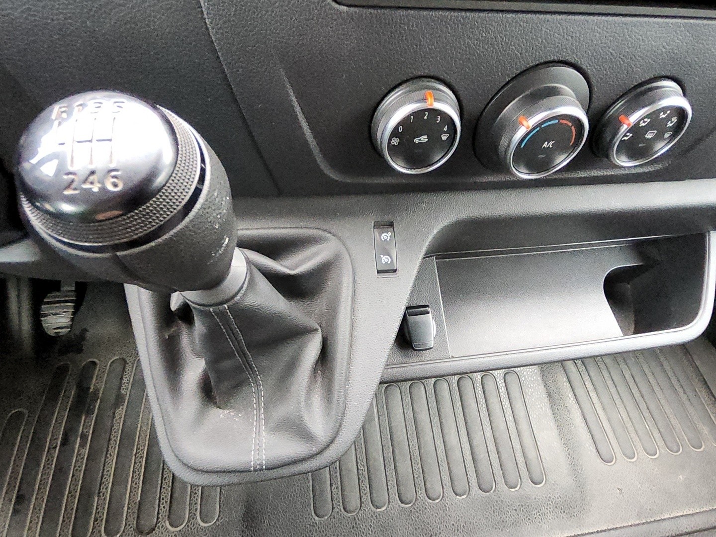 RENAULT Master T35 2.3 Blue dCi 150 L2H2-image-17