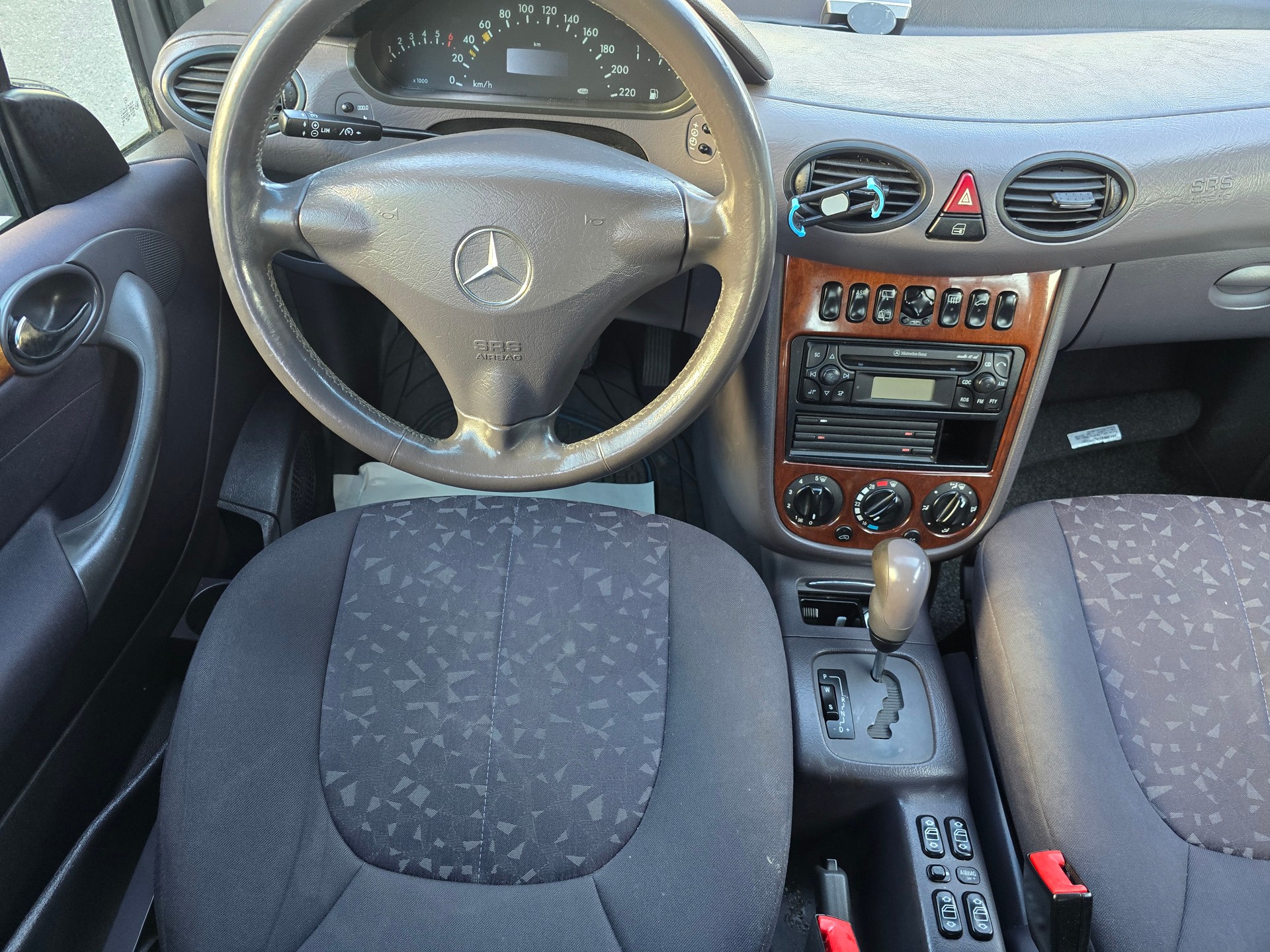 MERCEDES-BENZ A 190 Elégance-image-16