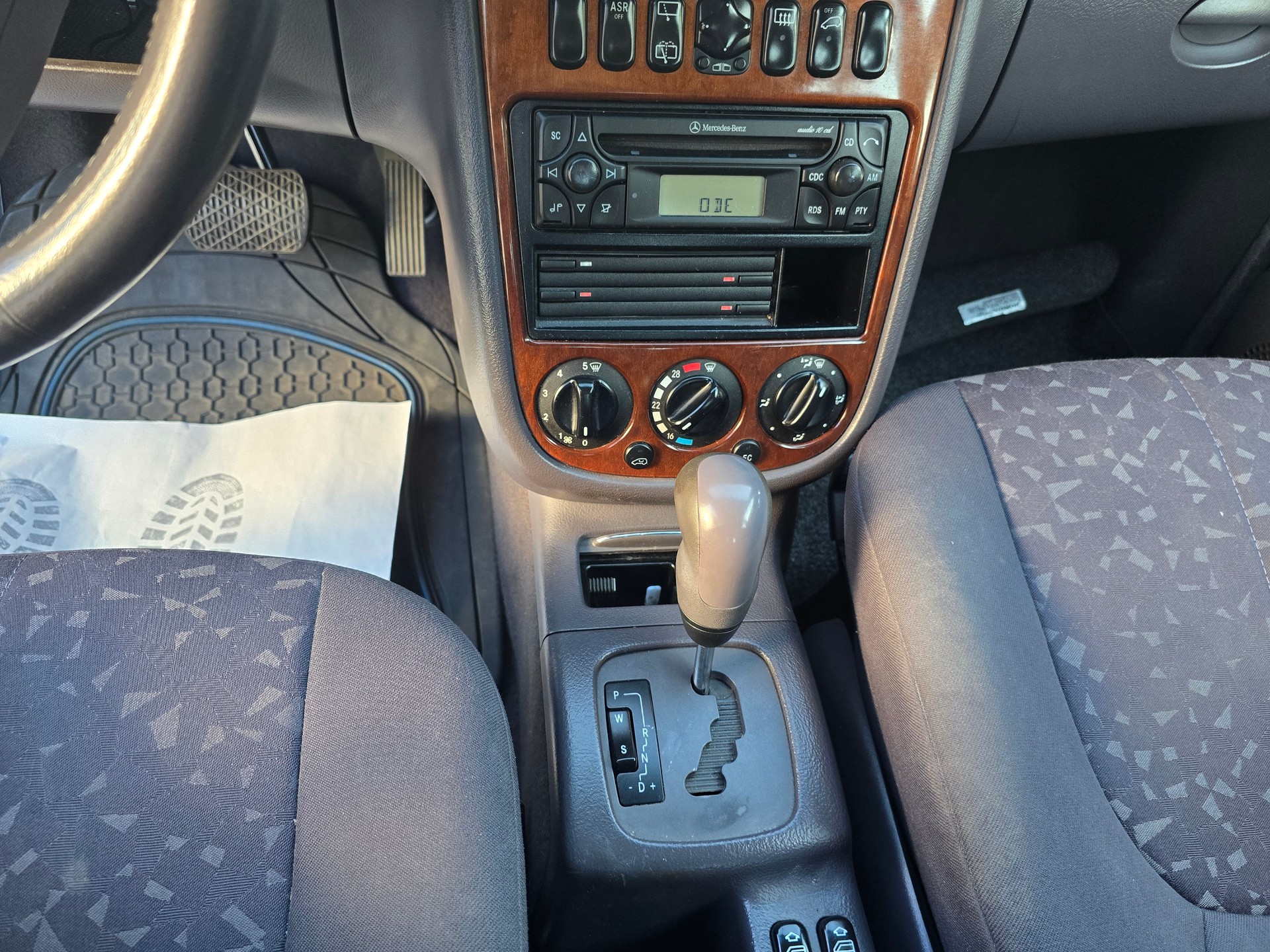 MERCEDES-BENZ A 190 Elégance-image-22