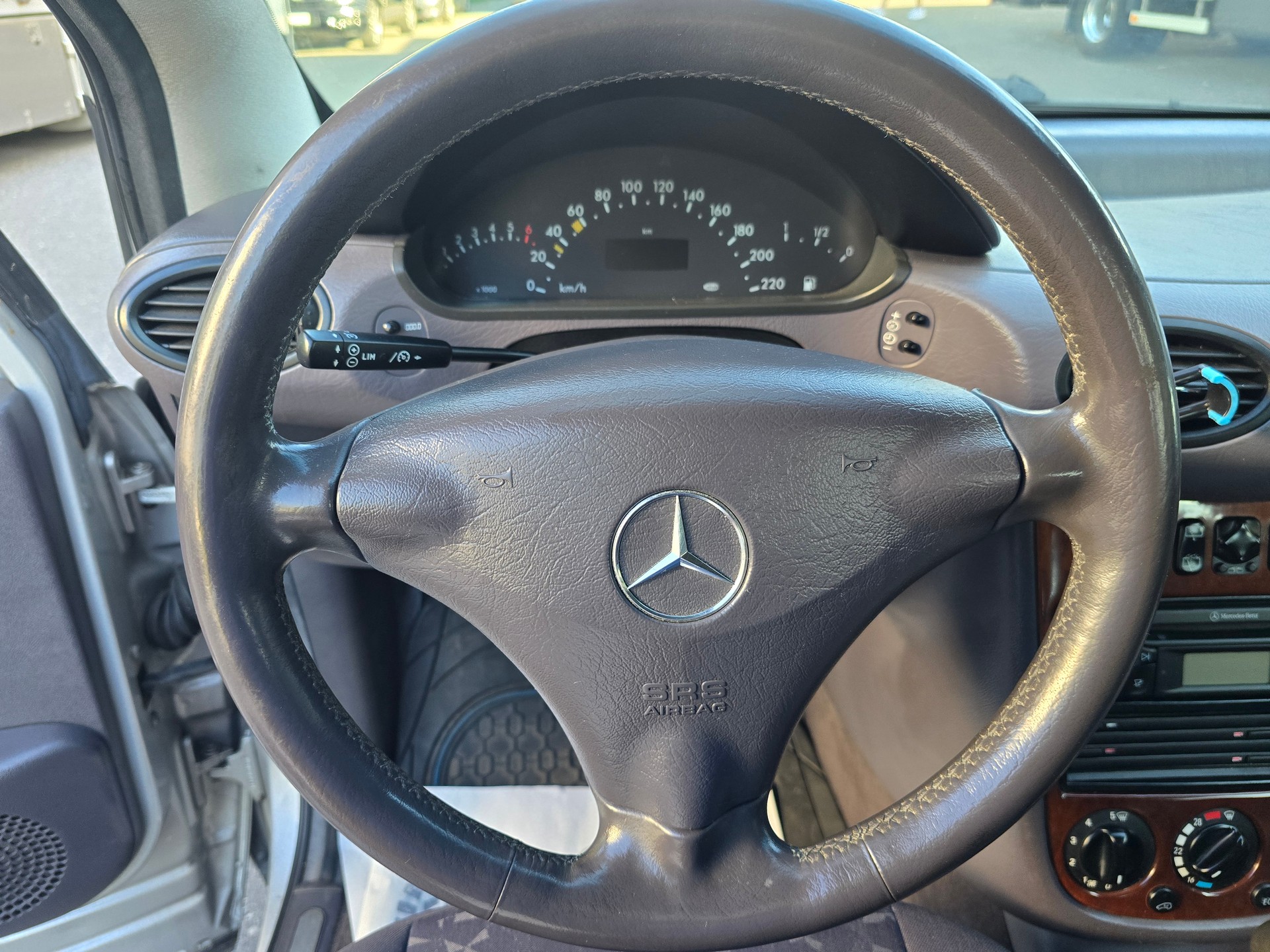 MERCEDES-BENZ A 190 Elégance-image-18