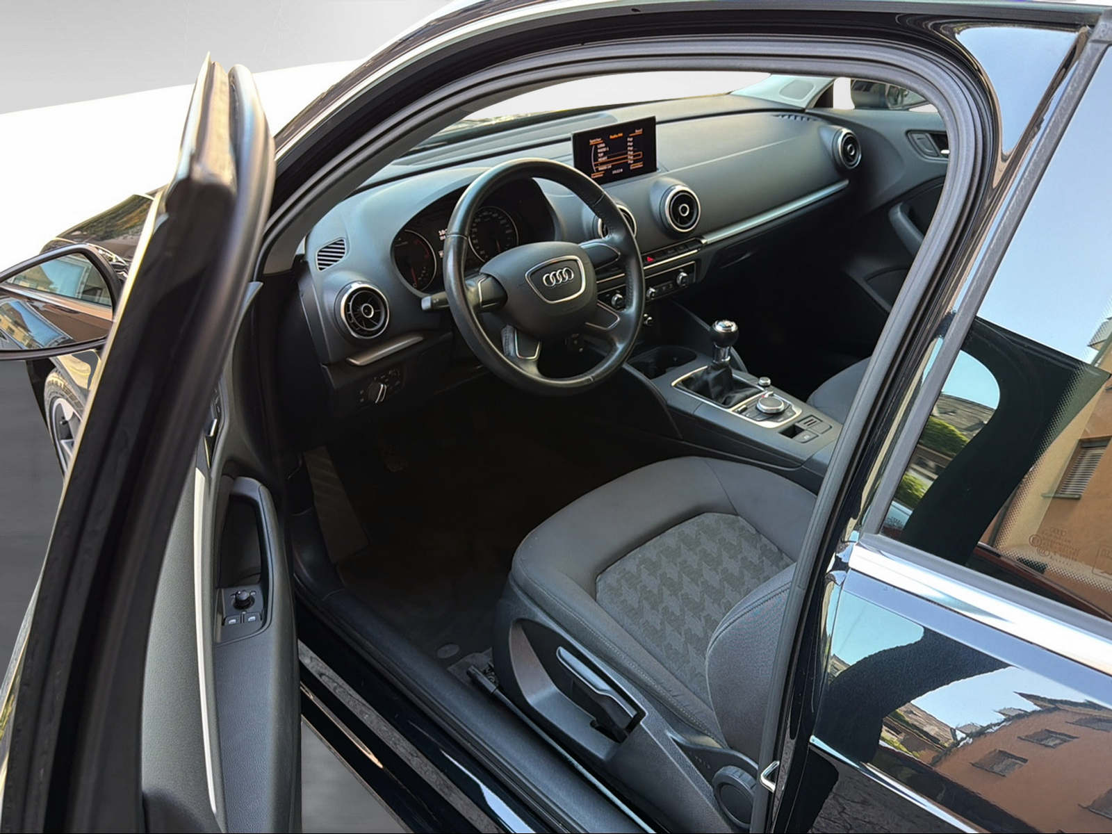 AUDI A3 2.0 TDI Attraction-image-2