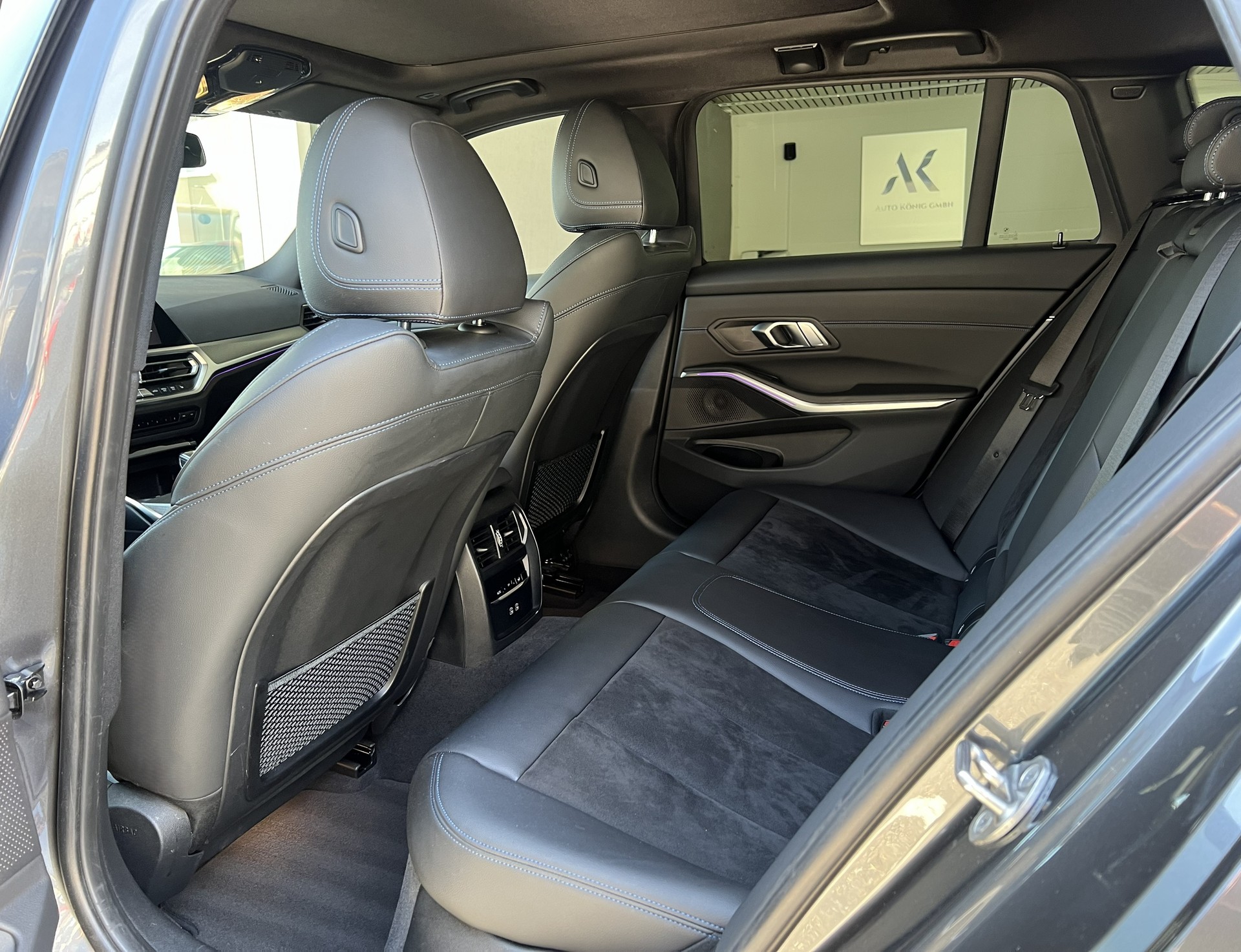 BMW 330d xDrive 48V Touring M Sport Steptronic-image-4