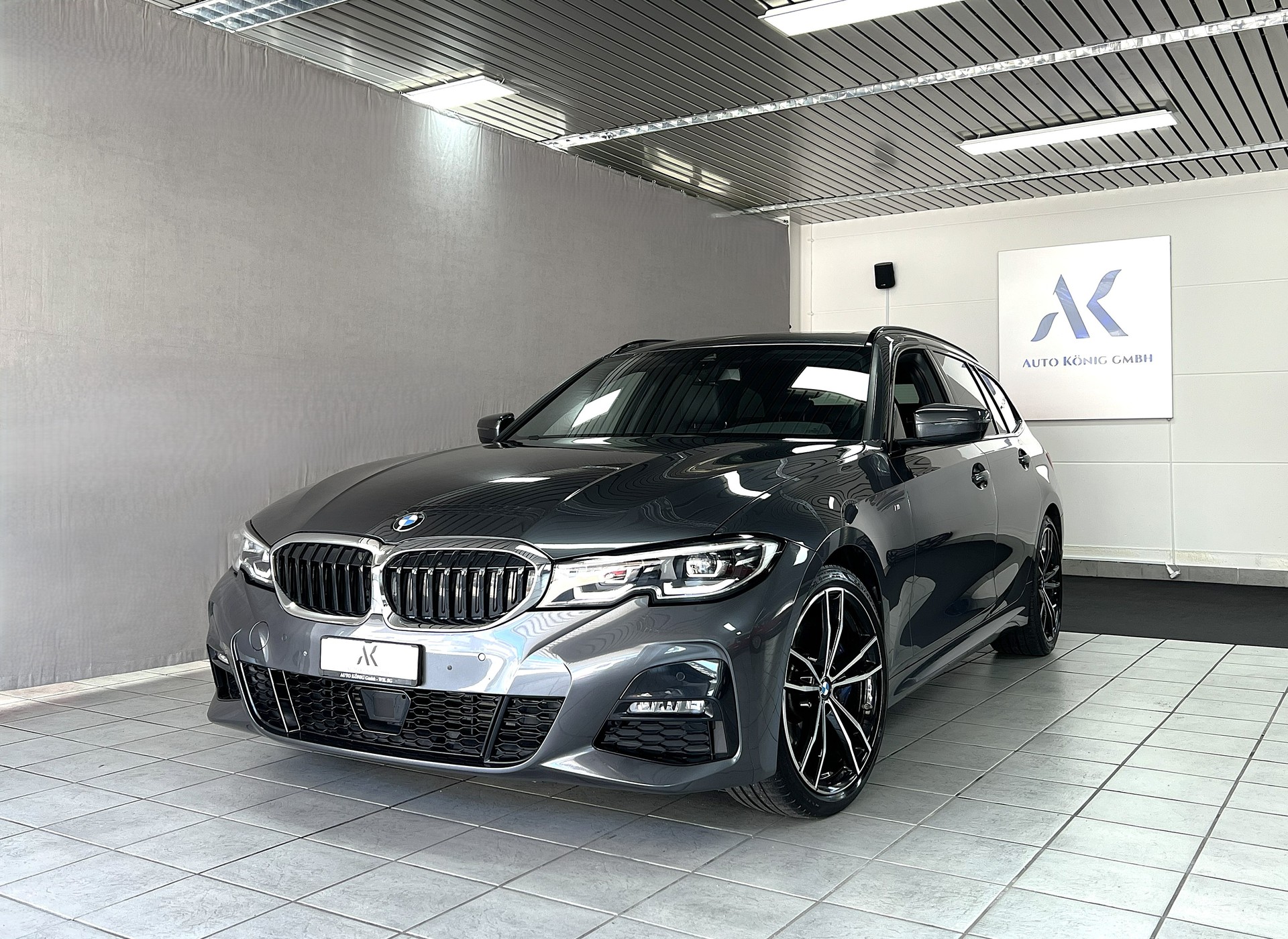 BMW 330d xDrive 48V Touring M Sport Steptronic-image-0