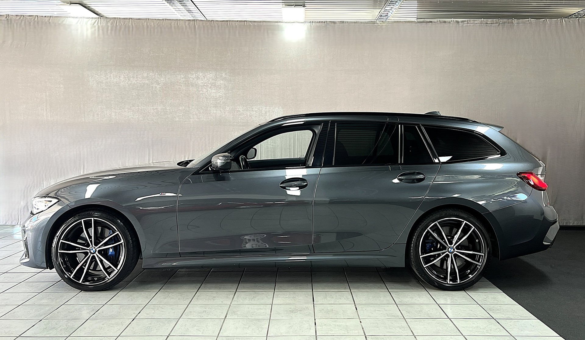 BMW 330d xDrive 48V Touring M Sport Steptronic-image-1