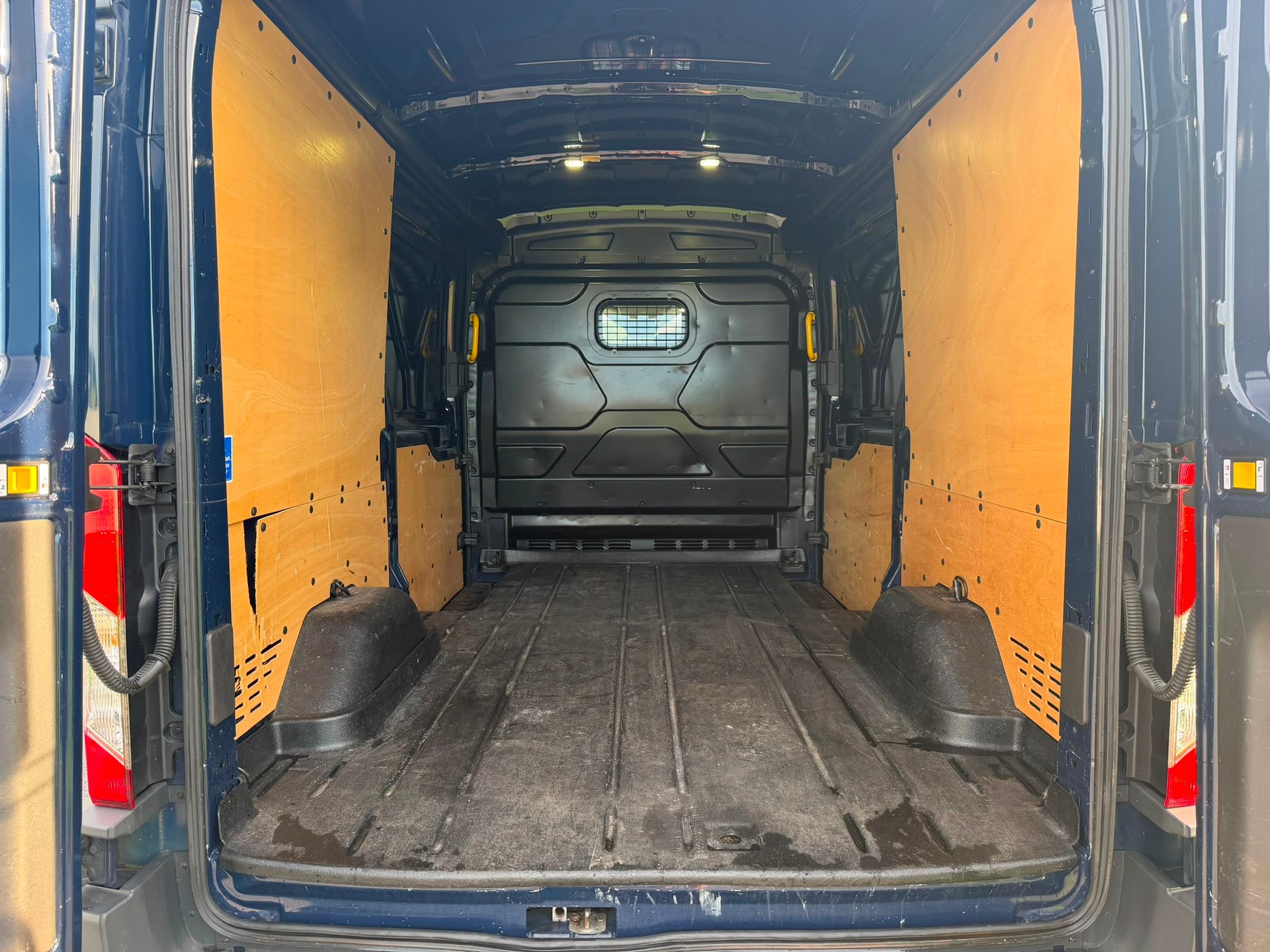 FORD Transit Van 350 L2 Trend 2.0 TDCi 170 4WD-image-13