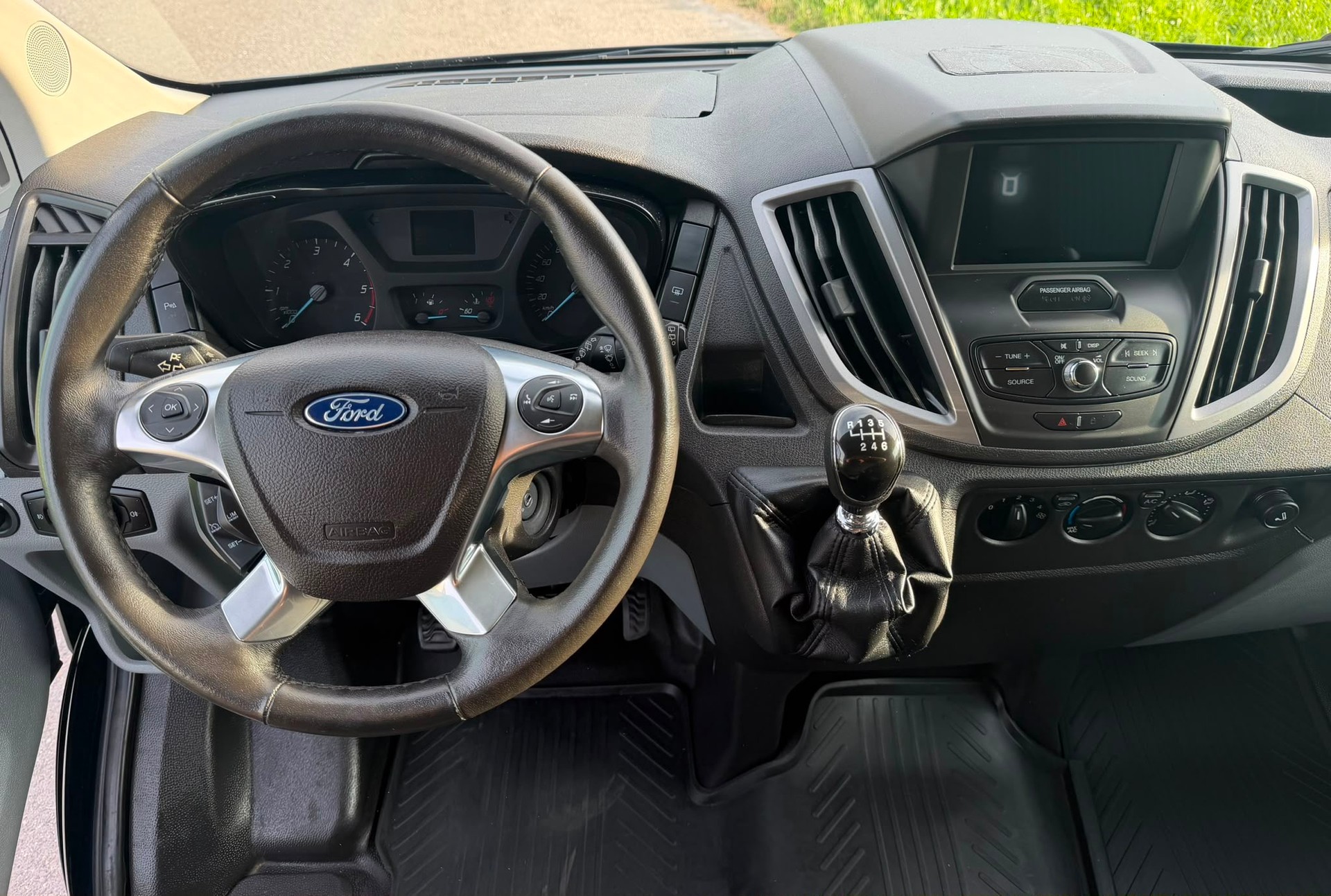 FORD Transit Van 350 L2 Trend 2.0 TDCi 170 4WD-image-11