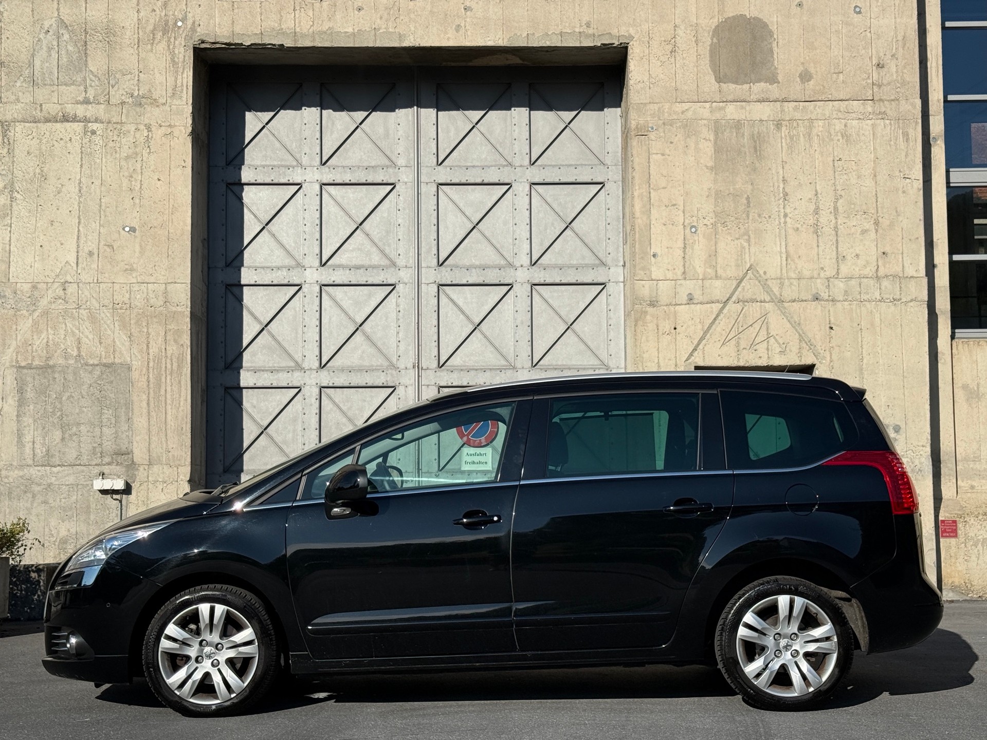PEUGEOT 5008 1.6 16V T Sport Pack Automatic-image-1