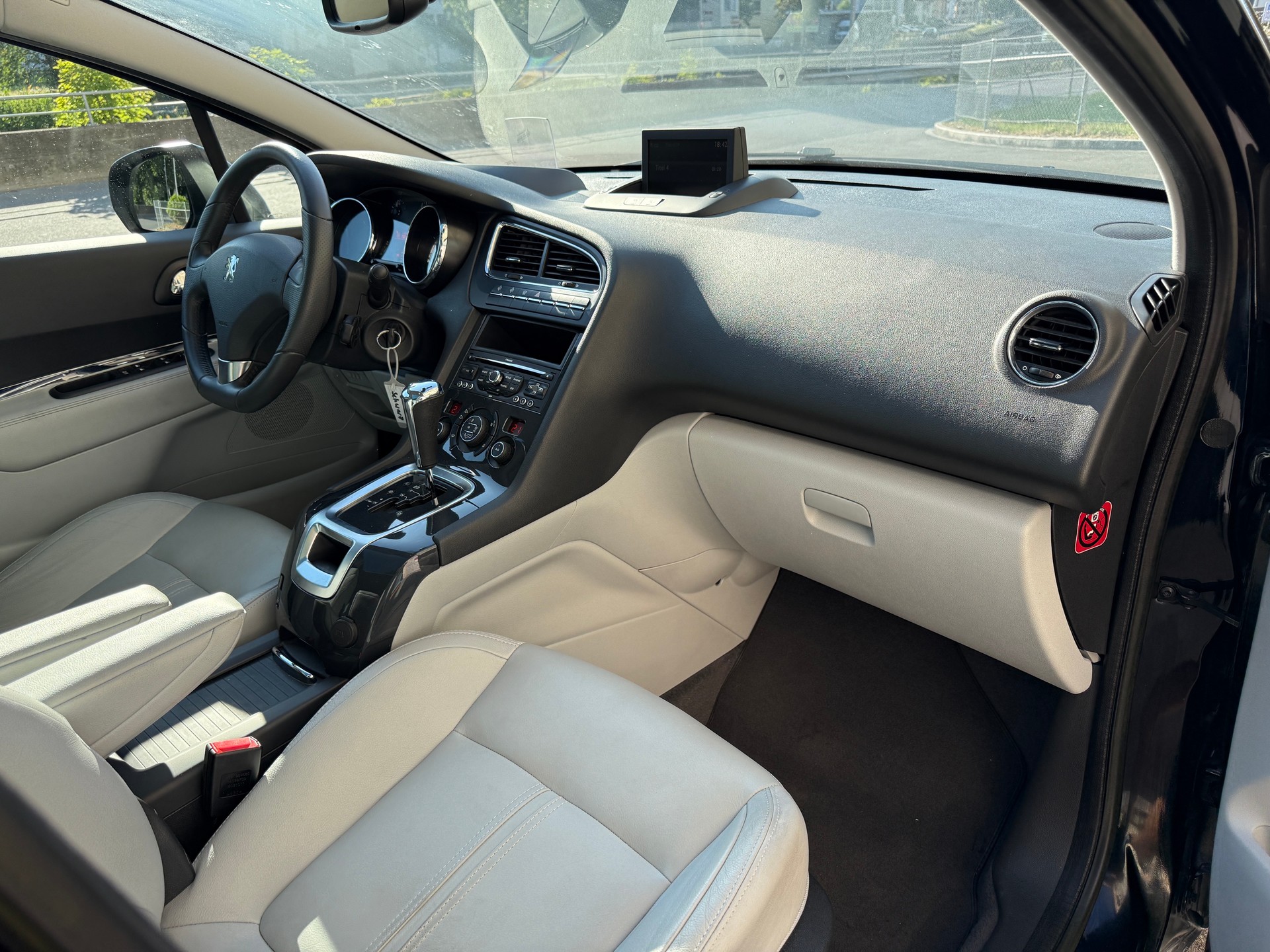 PEUGEOT 5008 1.6 16V T Sport Pack Automatic-image-7