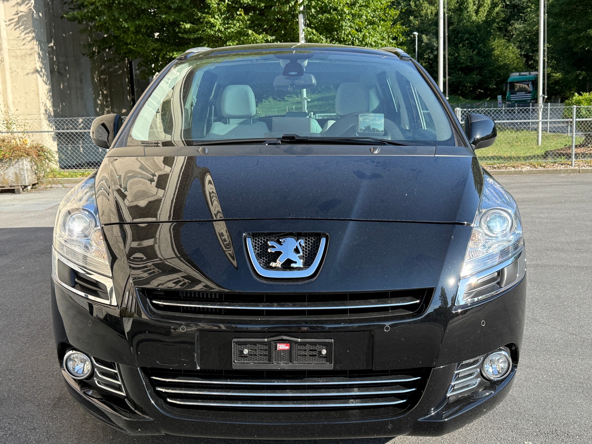 PEUGEOT 5008 1.6 16V T Sport Pack Automatic-image-3