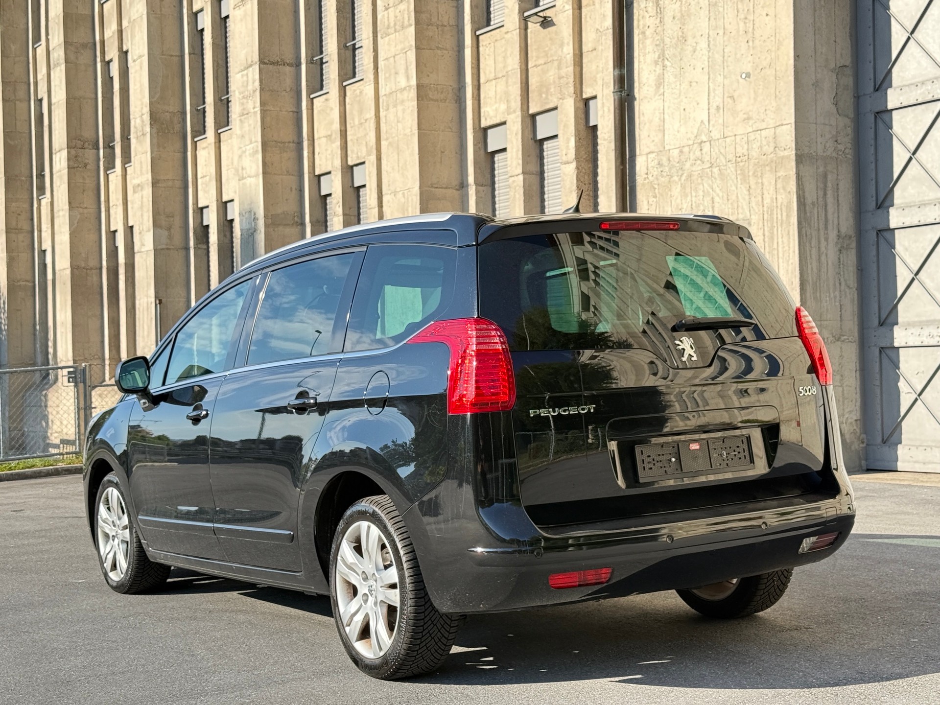 PEUGEOT 5008 1.6 16V T Sport Pack Automatic-image-2