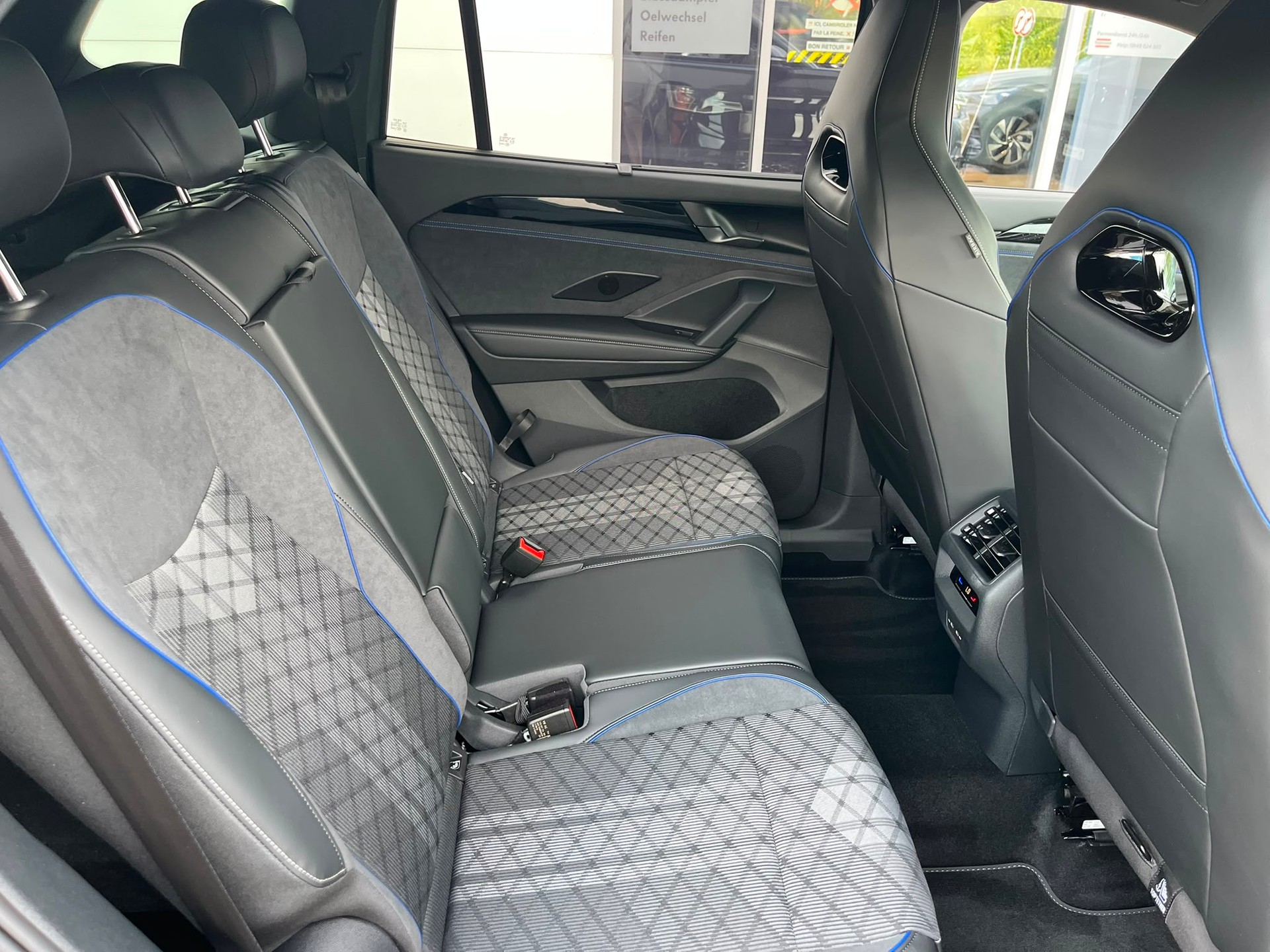 VW Tayron 2.0 TSI R-Line United DSG 4Motion-image-3