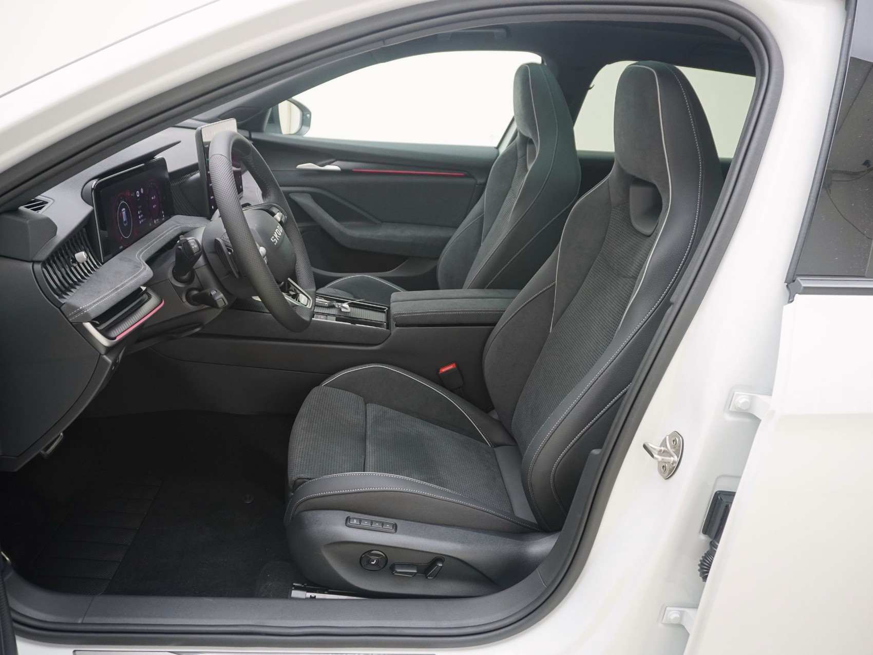 SKODA Superb 1.5 TSI Plug-in-Hybrid Sportline DSG-image-12