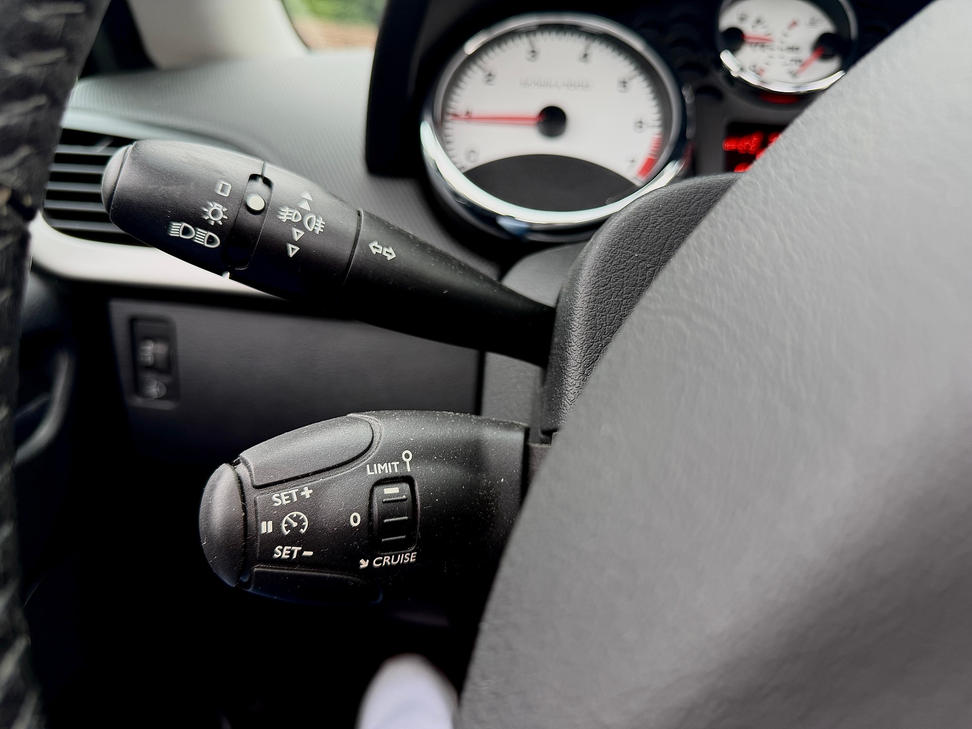 PEUGEOT 207 CC 1.6 16V Swiss Edition-image-13